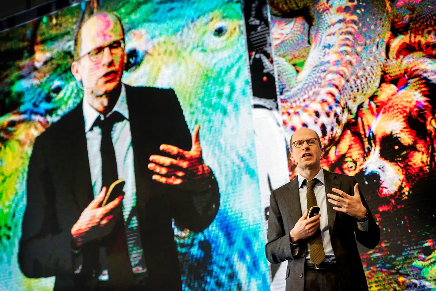 Den svenske filosof Nick Bostrom mener, at kunstig intelligens kan være det vigtigste kapitel i hele menneskehedens historie. Hvis den bliver udviklet nok, vil den nemlig kunne blive mere intelligent end mennesker.