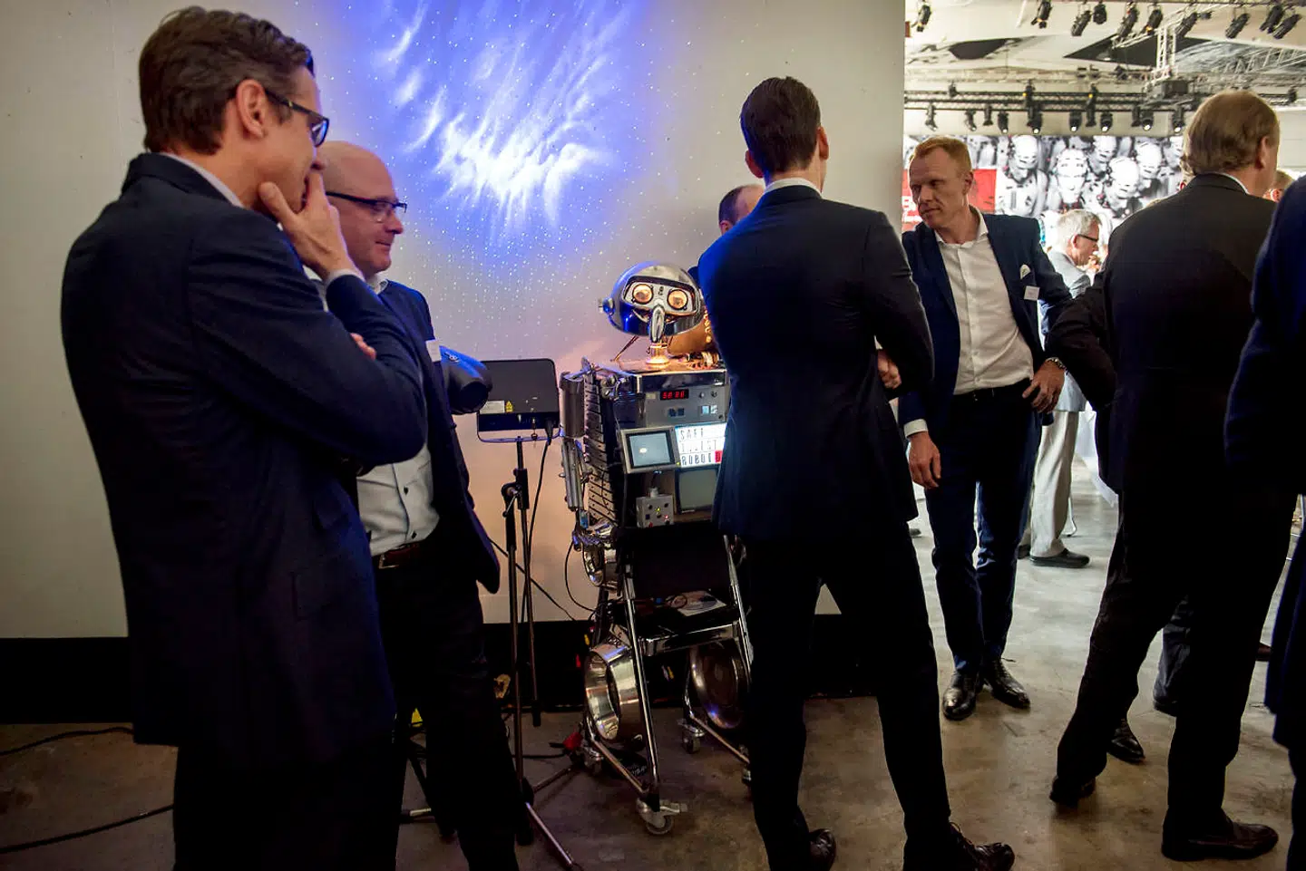 Politikerne må have større opmærksomhed på mulighederne – men også udfordringerne – ved kunstig intelligens, mener beskæftigelsesminister Troels Lund Poulsen (V). Ellers bliver det svært at konkurrere med Kina og USA.