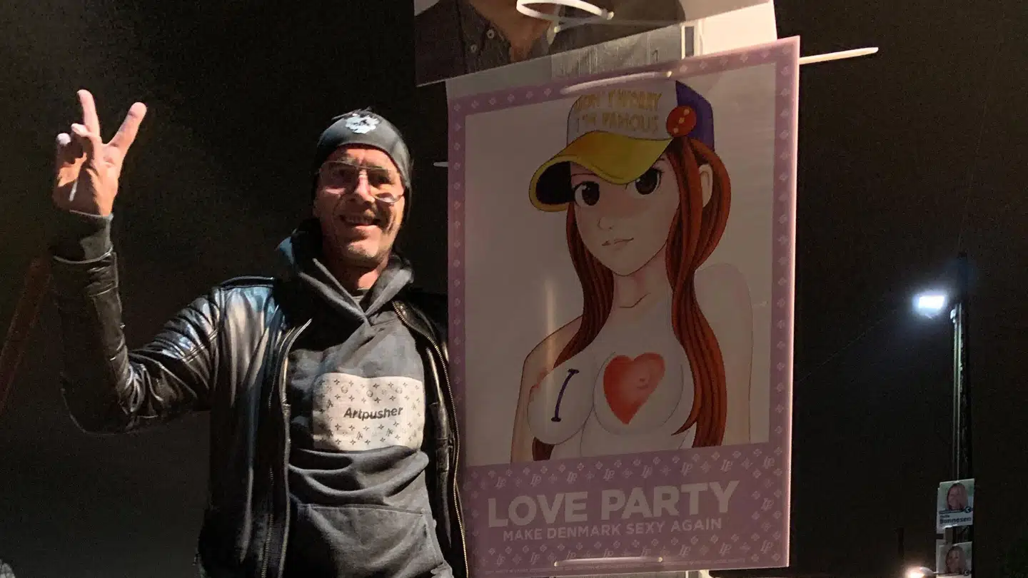 Love Party, født Søren Vilhelm, ved siden af den sidst opsatte af i alt 2.500 plakater med nøgne piger, der reklamerer for »Love Party«. Privatfoto