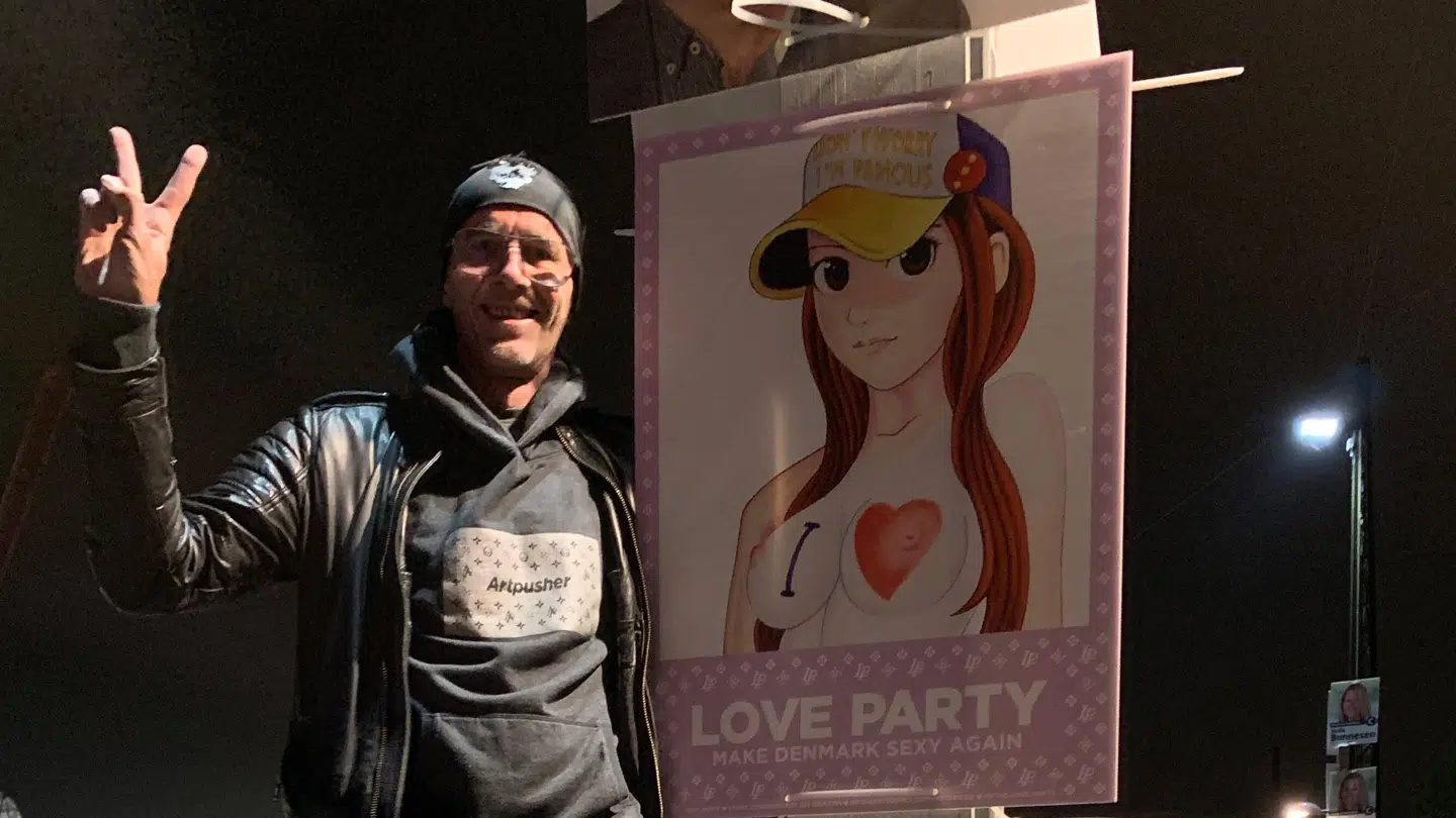 Love Party, født Søren Vilhelm, ved siden af den sidst opsatte af i alt 2.500 plakater med nøgne piger, der reklamerer for »Love Party«. Privatfoto