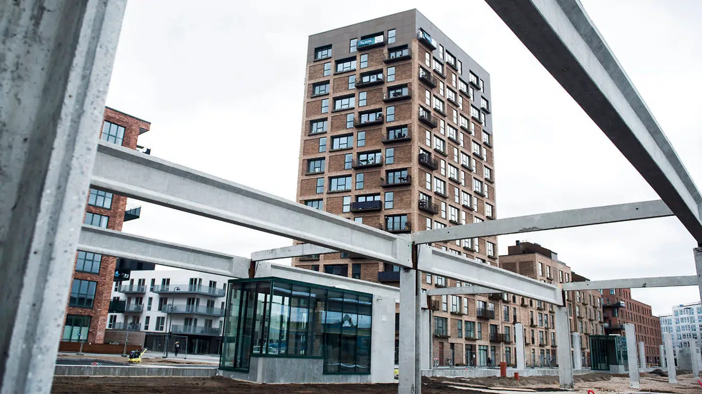 Mens byggeriet af nye boliger skyder op mange steder, især i de største byer, så går renterne den modsatte vej og falder stadig.