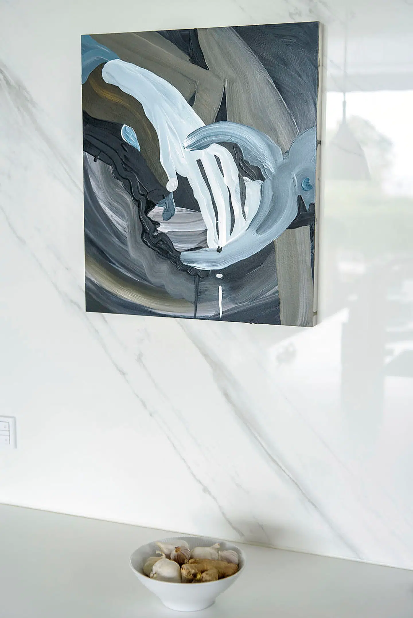 Gallerist Martin Asbæk viser de fem ting fra hjemmet i Charlottenlund, han ville redde hvis huset brændte