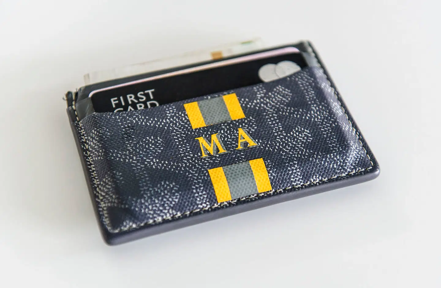 Gallerist Martin Asbæk viser de fem ting fra hjemmet i Charlottenlund, han ville redde hvis huset brændte