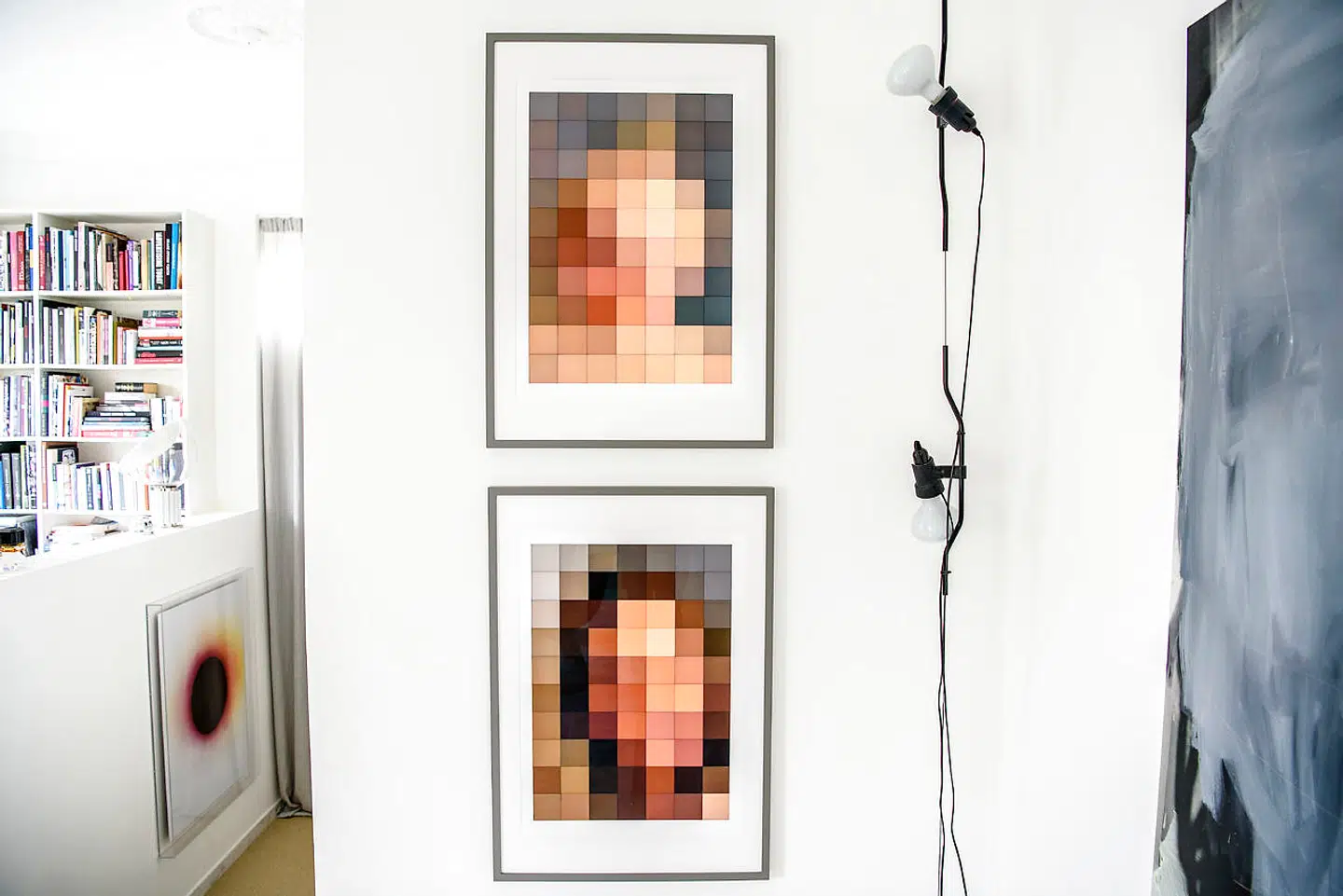 Gallerist Martin Asbæk viser de fem ting fra hjemmet i Charlottenlund, han ville redde hvis huset brændte