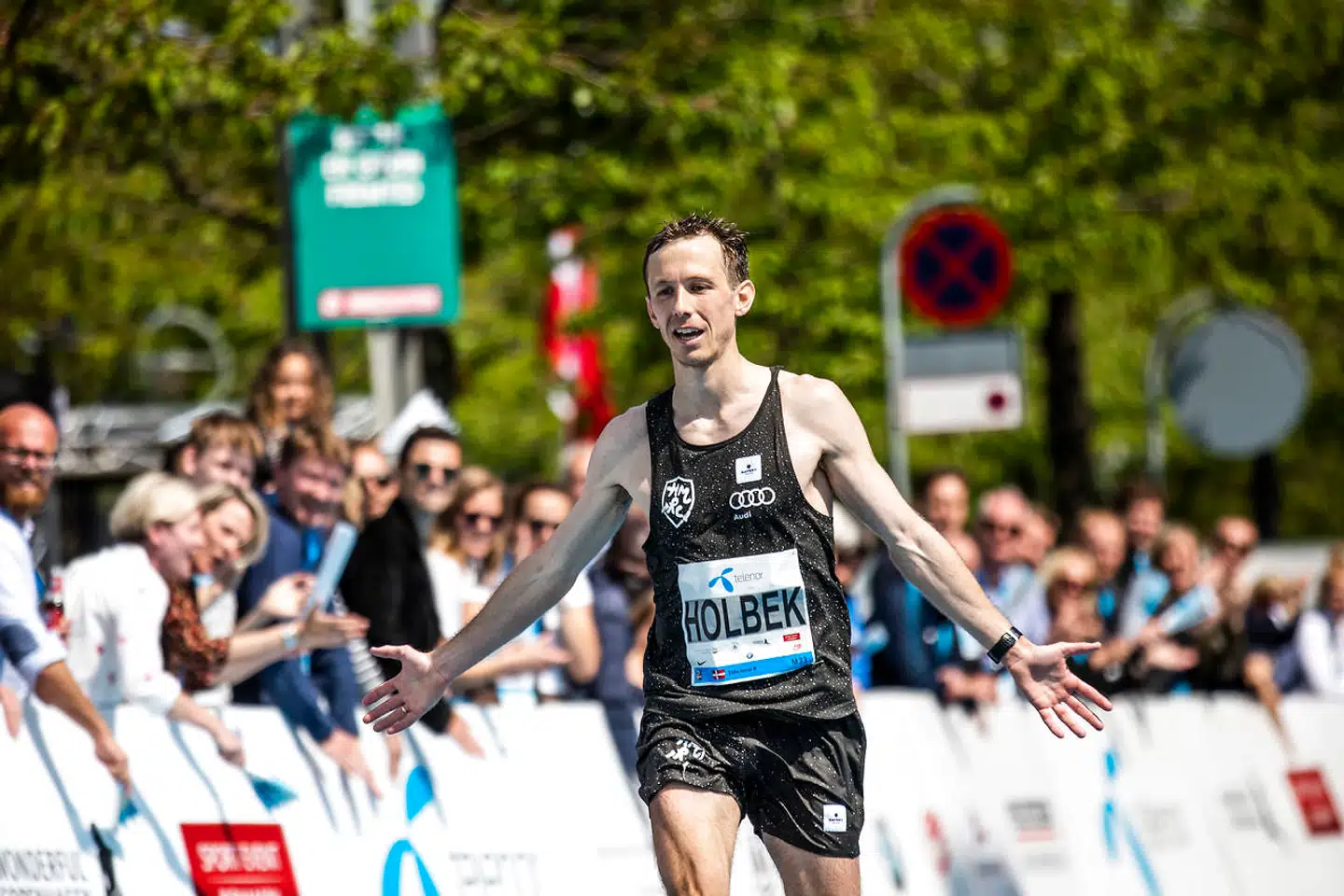 Simon Holbek Kønigsfeldt blev med tiden 2:21:49 den hurtigeste dansker til Copenhagen Marathon 2019. Da han kom i mål, rejste tilskuerne på tribunen sig for at klappe af præstationen. Foto: Ólafur Steinar Gestsson/Ritzau Scanpix