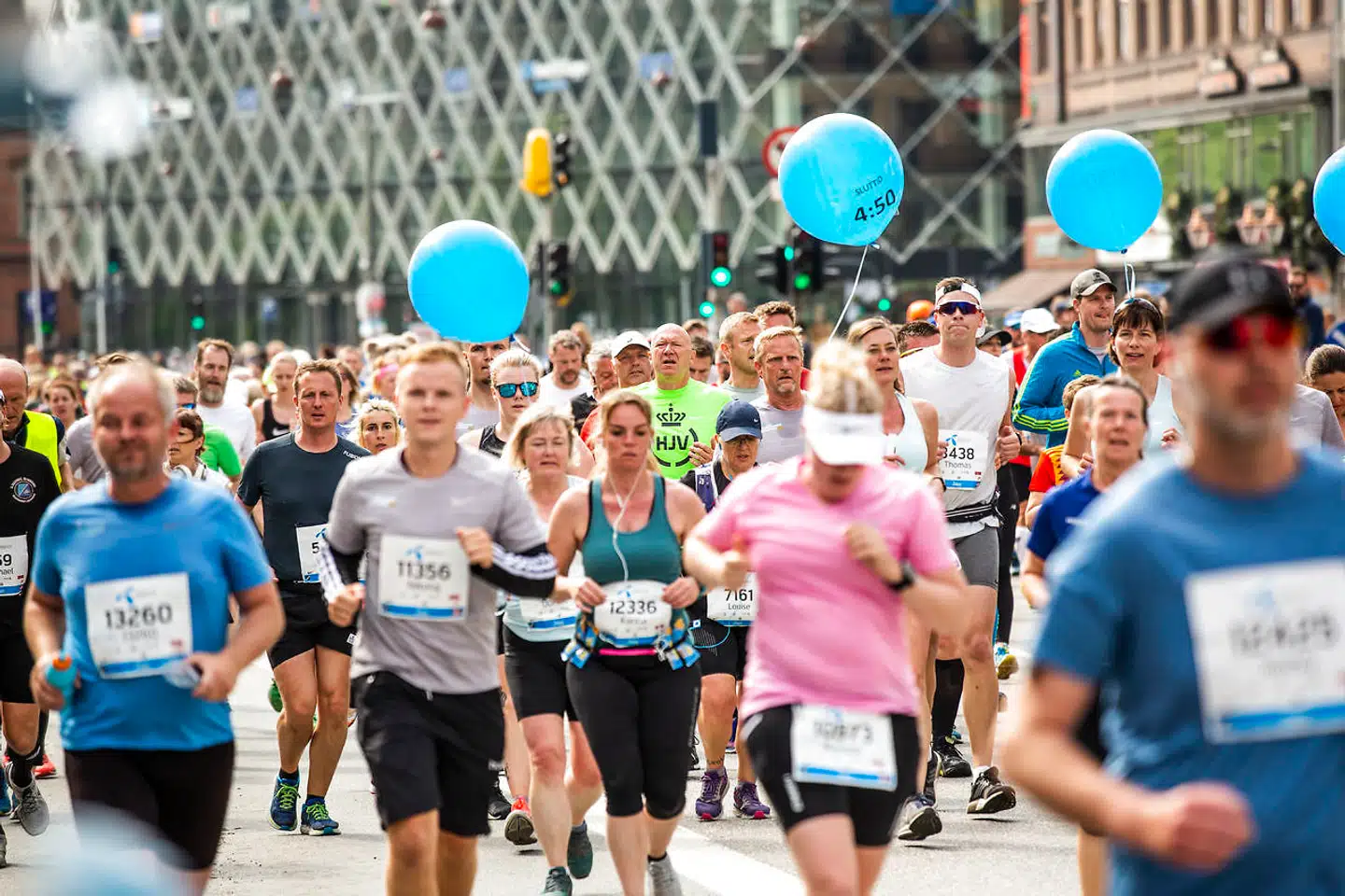 En del af deltagerne løb med balloner for at vise, at de var »pacere«. Det var altså deltagere, der holdt et bestemt tempo, og som skulle hjælpe andre til at opretholde en bestemt gennemsnitstid. Pacerne her holdt et snit på fire minutter og 50 sekunder per kilometer.  (Foto: Ólafur Steinar Gestsson/Ritzau Scanpix)