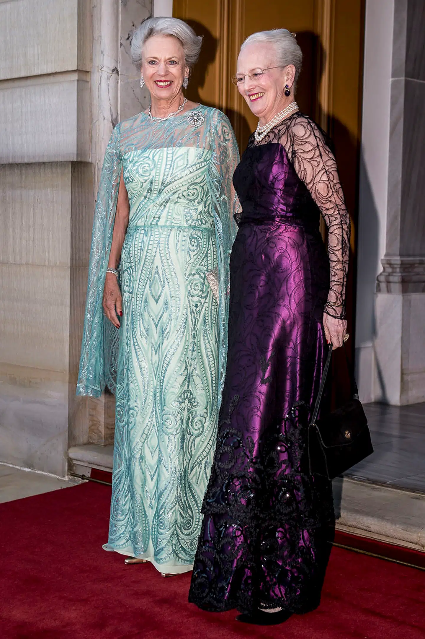 Prinsesse Benedikte ankommer til sin 75 års fødselsdag og bliver modtaget af sin storesøster, dronning Margrethe.