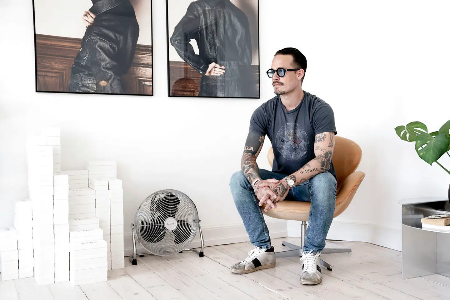 Tim Hancock har på bare seks måneder skabt en international succes med sine solbriller, der ikke bare skygger for solens stråler, men også har fundet sine designfans hos Louisiana, Design Museum Danmark og Paustian, og i Kina, Japan og Australien.