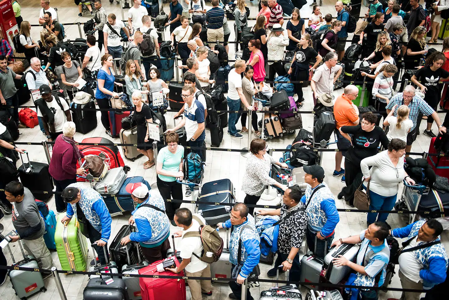 I 1970erne tog de første danske charterturister til Mallorca. Deres børn tog på jordomrejse efter gymnasiet og flyver i dag flere gange om året. Det mærker man blandt andet i Københavns Lufthavn.