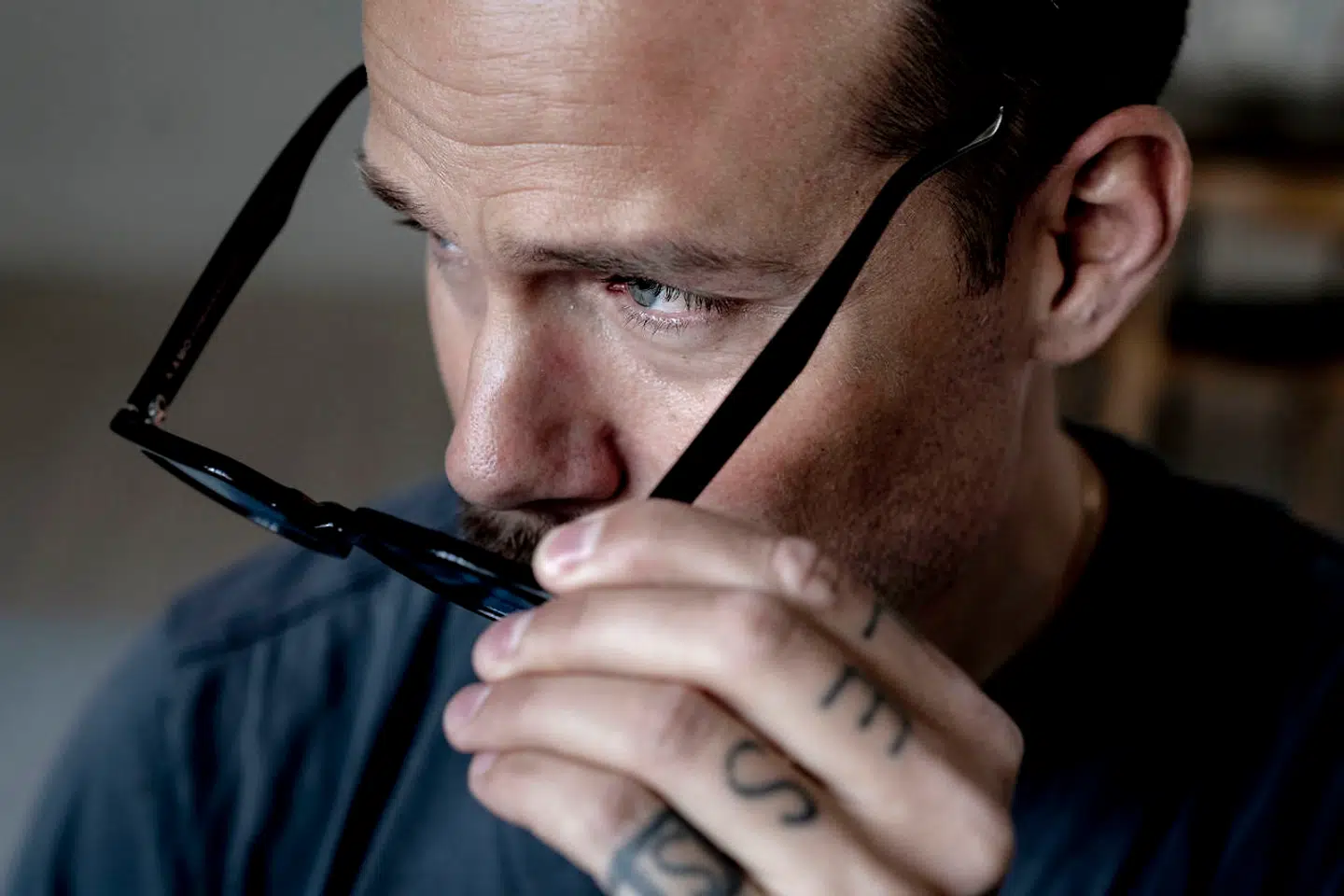 Tim Hancock har på bare seks måneder skabt en international succes med sine solbriller, der ikke bare skygger for solens stråler, men også har fundet sine designfans hos Louisiana, Design Museum Danmark og Paustian, og i Kina, Japan og Australien.