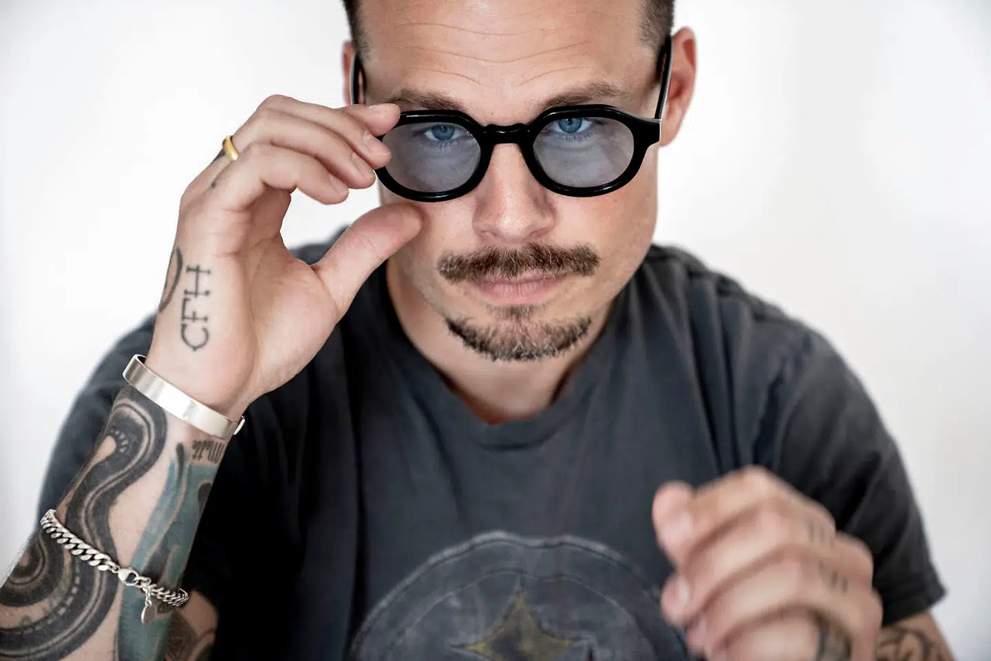 Tim Hancock understreger, at han ikke ligner en »hjemmestrikket nørd - men en nørd er jo bare en karakter, der går ekstremt meget op i det, som han laver«.