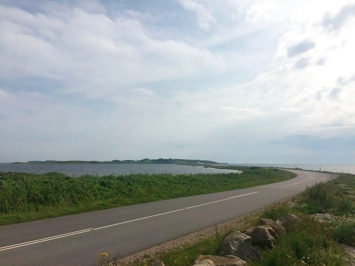 Den naturlige dæmning mellem Sydvestfyn og Helnæs hedder Langøre.