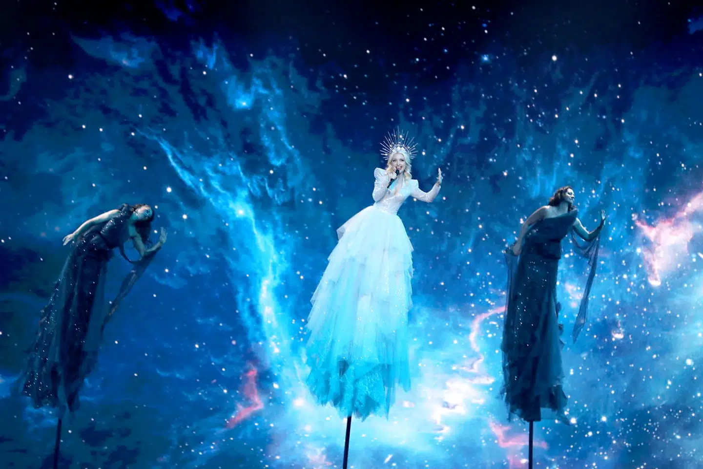 Kate Miller-Heidke fra Australien optrådte med 'Zero Gravity', der mindede om en dance-version af Kate Bush.