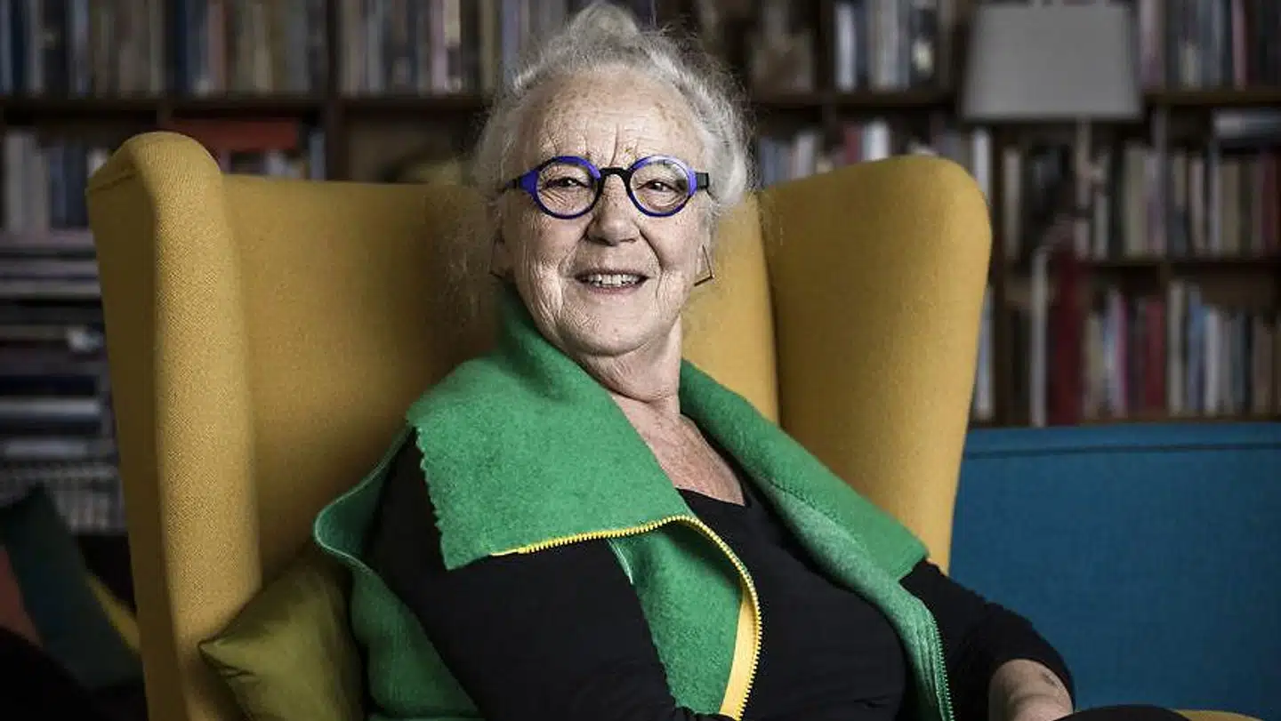 »Mit liv har haft mange bump. Jeg har været nede i sorte huller, og jeg har oplevet stjernestunder,« siger 76-årige Jytte Hilden, her fotograferet i sin lejlighed i Vester Søgade i København.