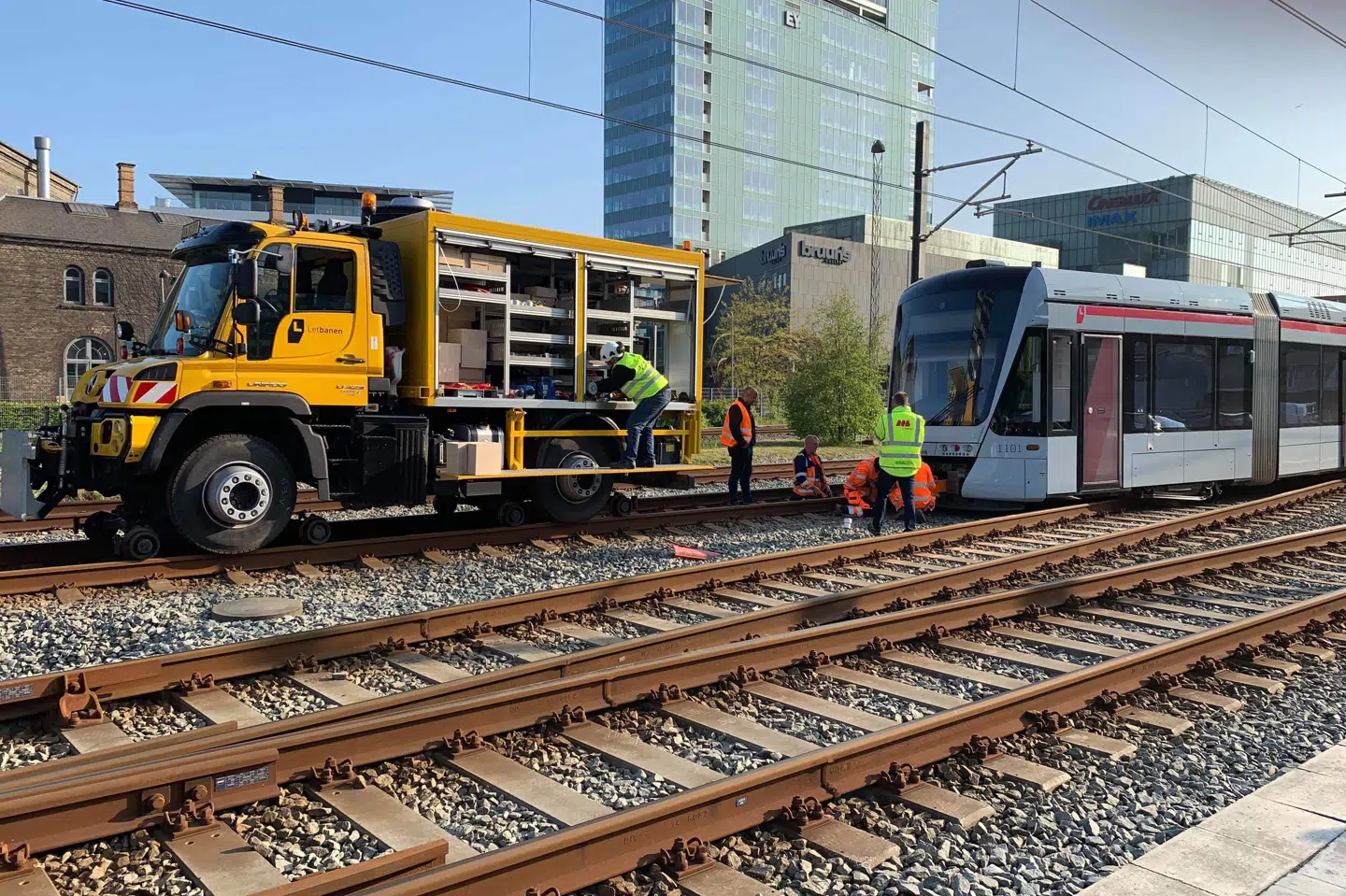 Aarhus Letbane har lørdag aften et køretøj på stedet, der forsøger at få det afsporede letbanetog på skinner igen. Hvis det ikke lykkes, skal et andet køretøj ind for at få toget på skinner, og i så fald vil driften først kunne være normal klokken 21. Per øxenholt/Ritzau Scanpix