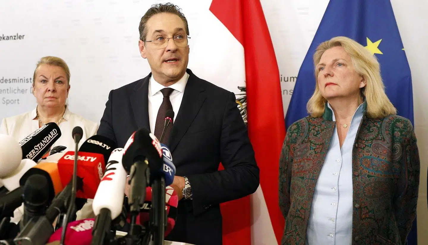 Lødag trådte den østrigske vicekansler Heinz-Christian Strache tilbage. Det skete, efter at tyske medier havde offentliggjort en video, hvoraf det fremgår, at formanden for Frihedspartiet var villig til at tage imod ulovlig valgkampstøtte fra en russisk oligark.