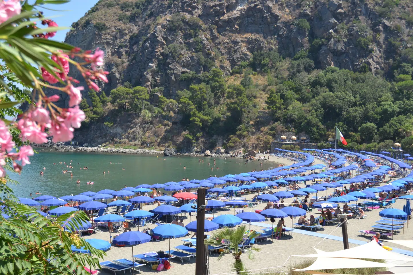 Modsat Capri og Amalfikysten har Ischia sandstrande. Her ses den populære San Montano-strand.