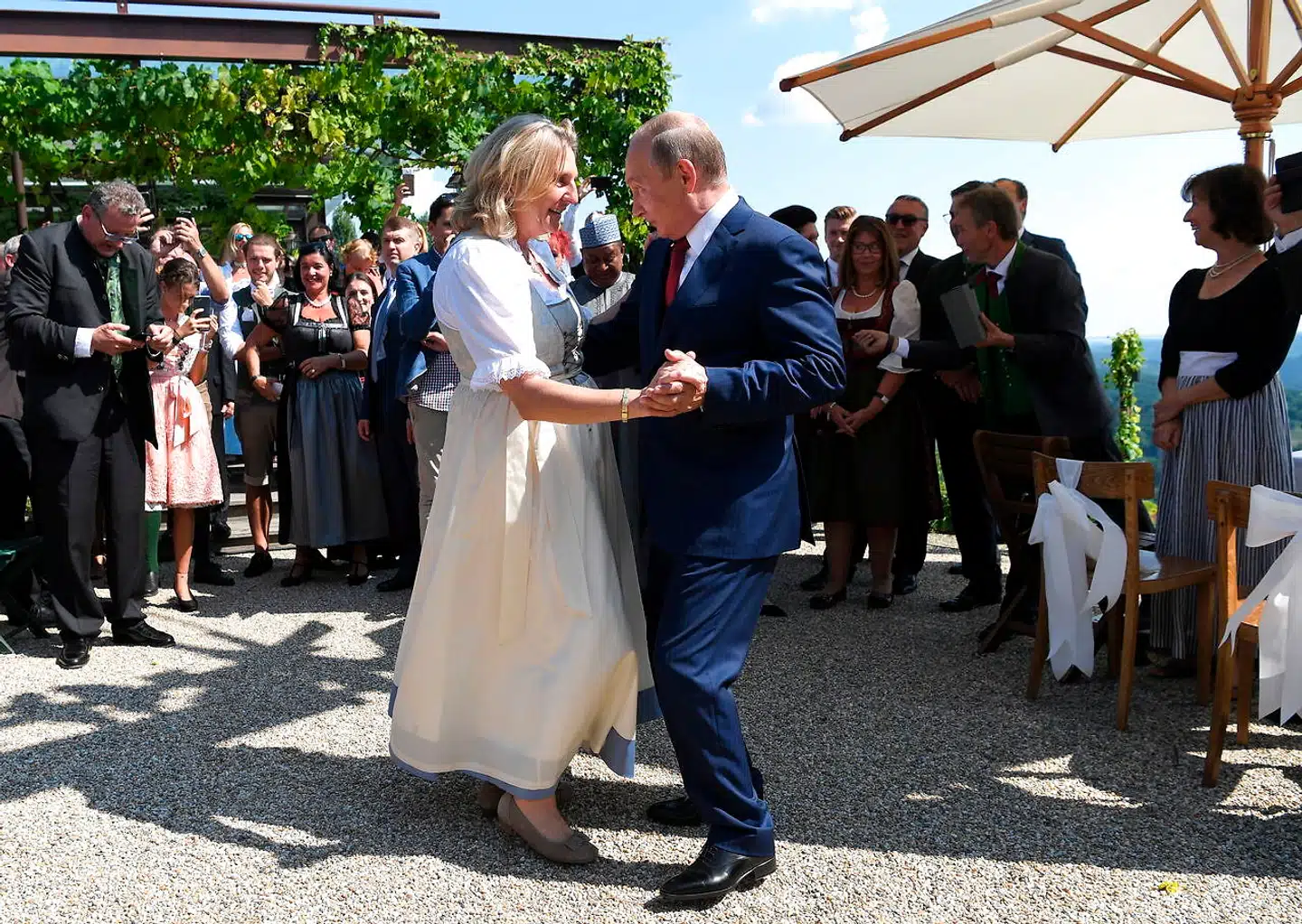 Det vakte international opsigt, da den østrigske udenrigsminister, Karin Kneissl, sidste år inviterede den russiske præsident, Vladimir Putin, med til sit bryllup. Kneissl støtter Frihedspartiet, men er ikke medlem af partiet. Ikke desto mindre stod hun ved siden af Strache, da han lørdag holdt sin pressekonference.