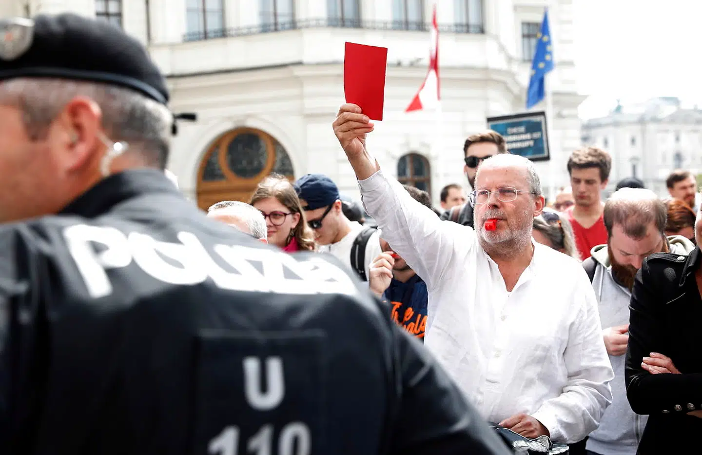 Uilfredse østrigere demonstrerede lørdag foran kansler Sebastian Kurzs kontor og forlangte nyvalg. Kurz måtte udskyde sin pressekonference