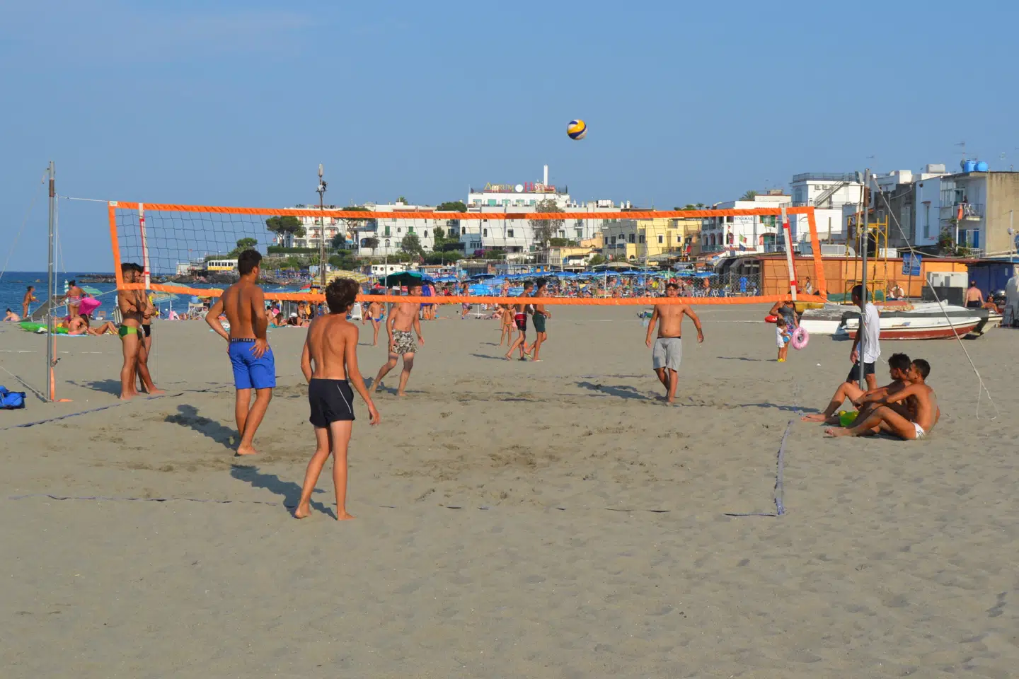 Der er mondæne lommer på Ischia, men øen er mere folkelig og afslappet end Capri. Her ses stranden ved havnebyen Ponte.