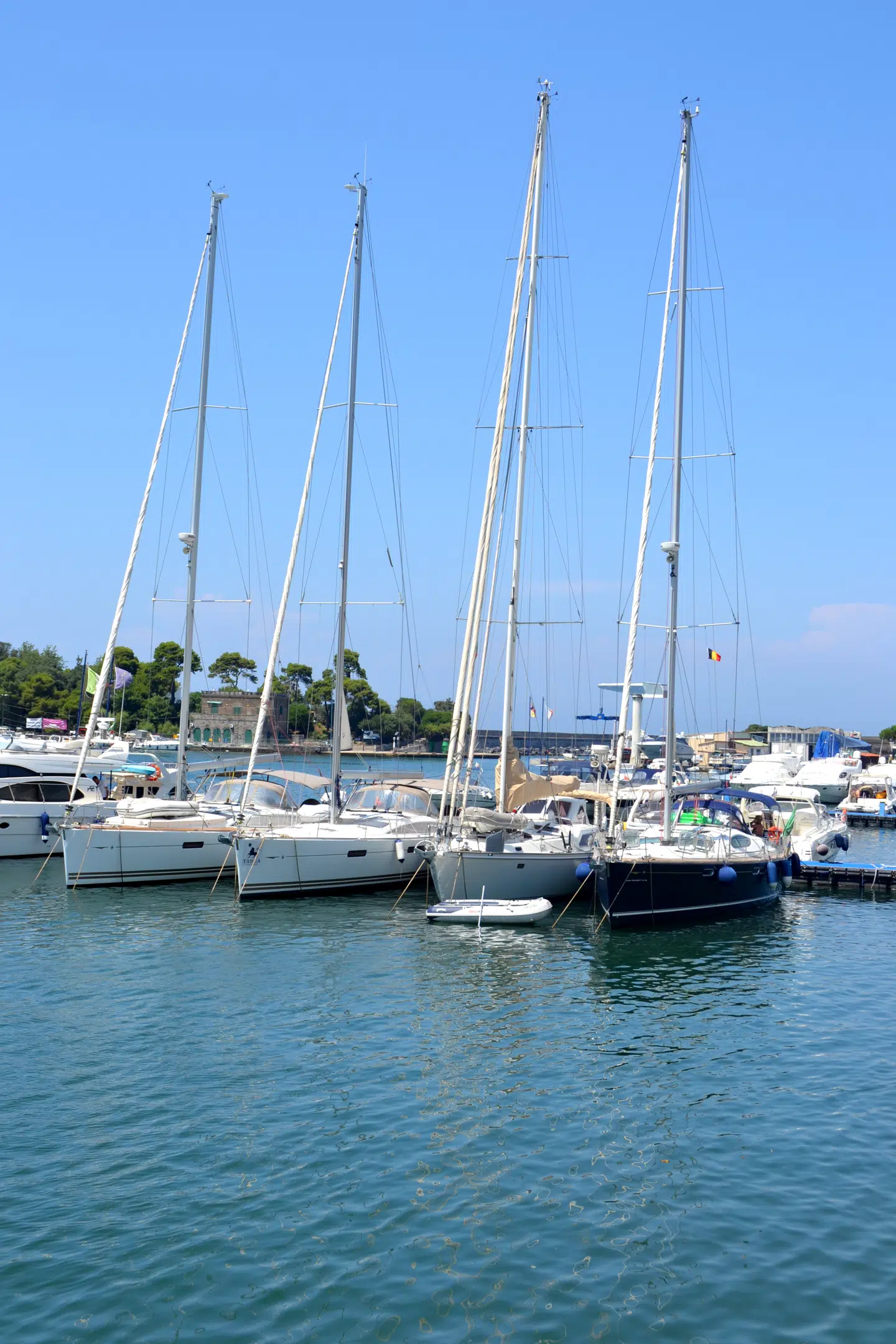 Det tager en lille time at sejle med hydrofoilfærge fra Napoli. Andre ankommer naturligvis til Ponte med stil i egen yacht eller sejlbåd.