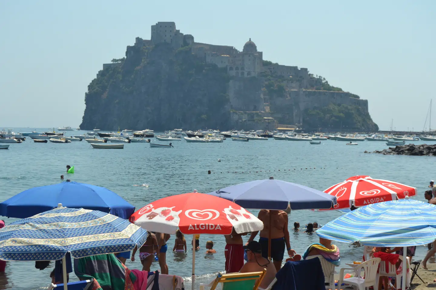 Fra stranden ved øens største by, Ponte, er der udsigt til den pittoreske borg Castello Aragonese.