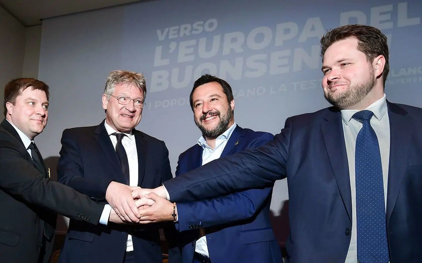 Det nye EU-skeptiske samarbejde blev præsenteret på et pressemøde i Milano i begyndelsen af april. Fra venstre er det en repræsentant for De Sande Finner, Olli Kotro, dernæst talsmanden for Alternative für Deutschland, Jörg Meuthen, Italiens indenrigsminister og vicepremierminister fra Liga Nord-partiet, Matteo Salvini, samt Dansk Folkepartis Anders Vistisen.