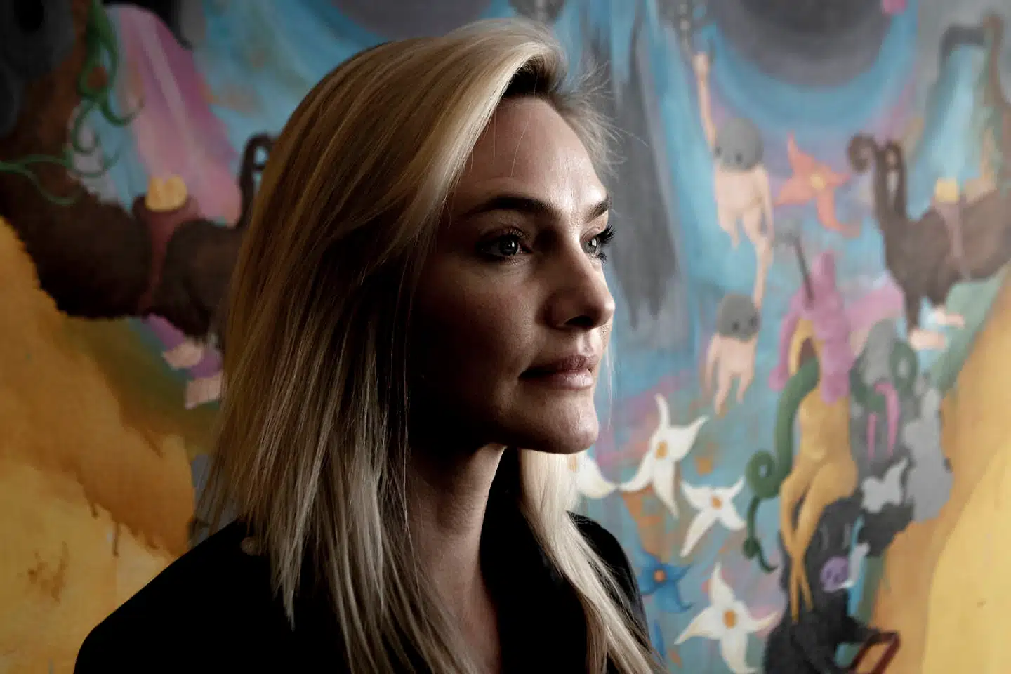 Pernille Caroline Lotus er serieiværksætter og nu partner i nordens største influencerbureau. Hendes opvækst har været turbulent og præget af et alvorligt stofmisbrug, men alligevel har hun placeret sig i toppen af den hurtigt voksende branche.