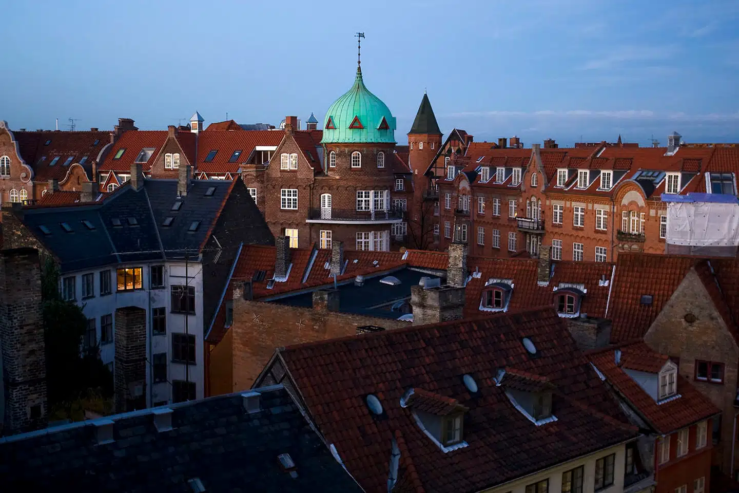 En opgørelse fra Finans Danmark viser, at ejerlejligheder fra to byggeperioder er i skarp konkurrence om at have de højeste kvadratmeterpriser i København.