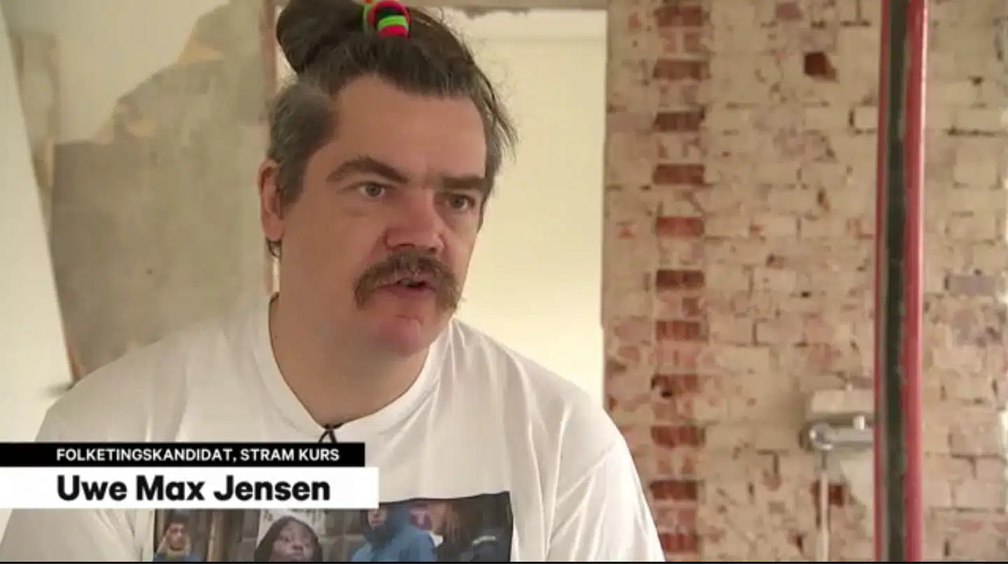 Folketingskandidat for Stram Kurs, Uwe Max Jensen, var iført en T-shirt med Bwalya Sørensens ansigt, da han optrådte i et klip i Deadline på DR2.