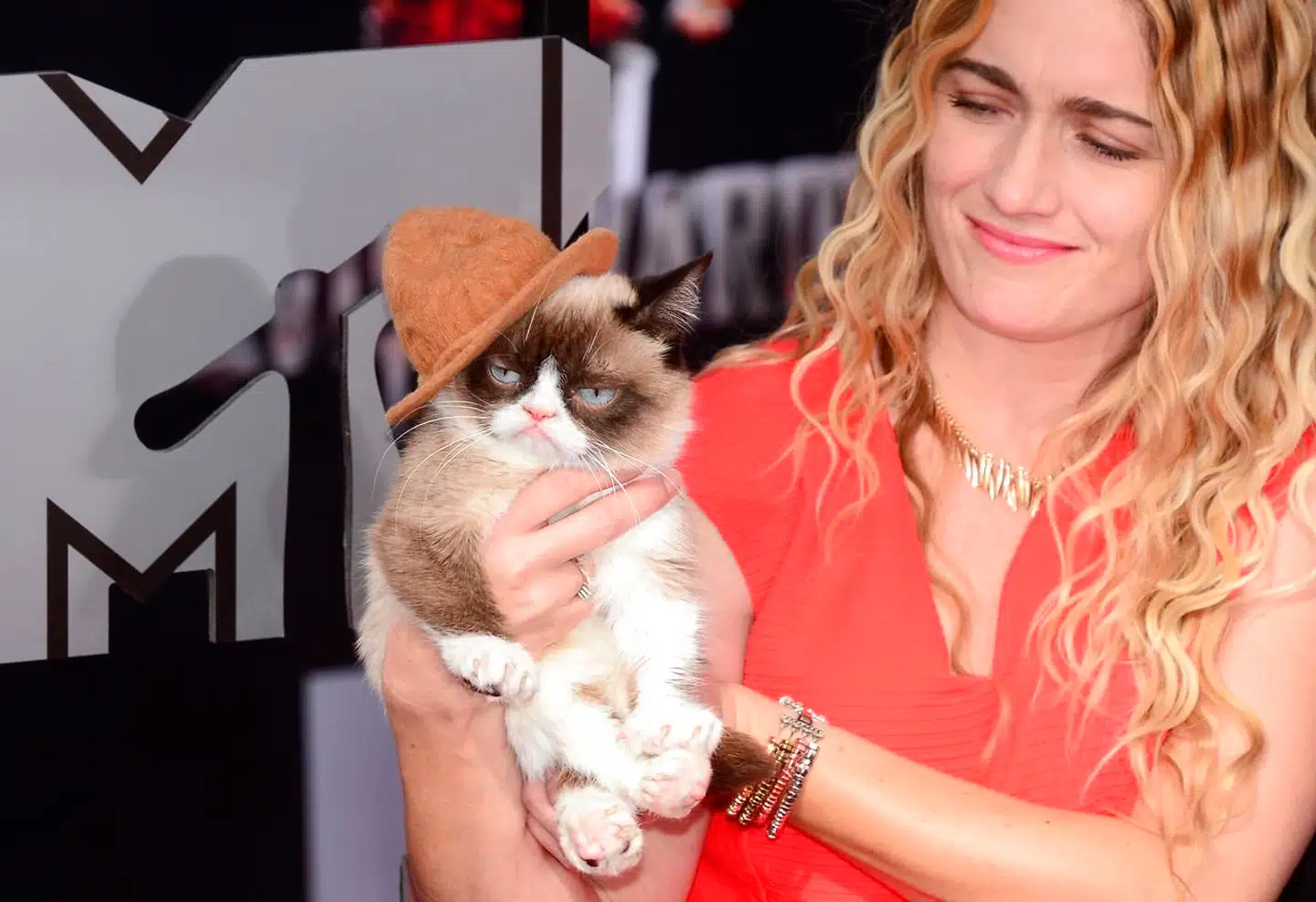 Grumpy Cat ankommer sammen med sin ejer, Tabitha Bundesen, til MTV Movie Awards i Nokia Theater i Los Angeles i Californien i 2014.