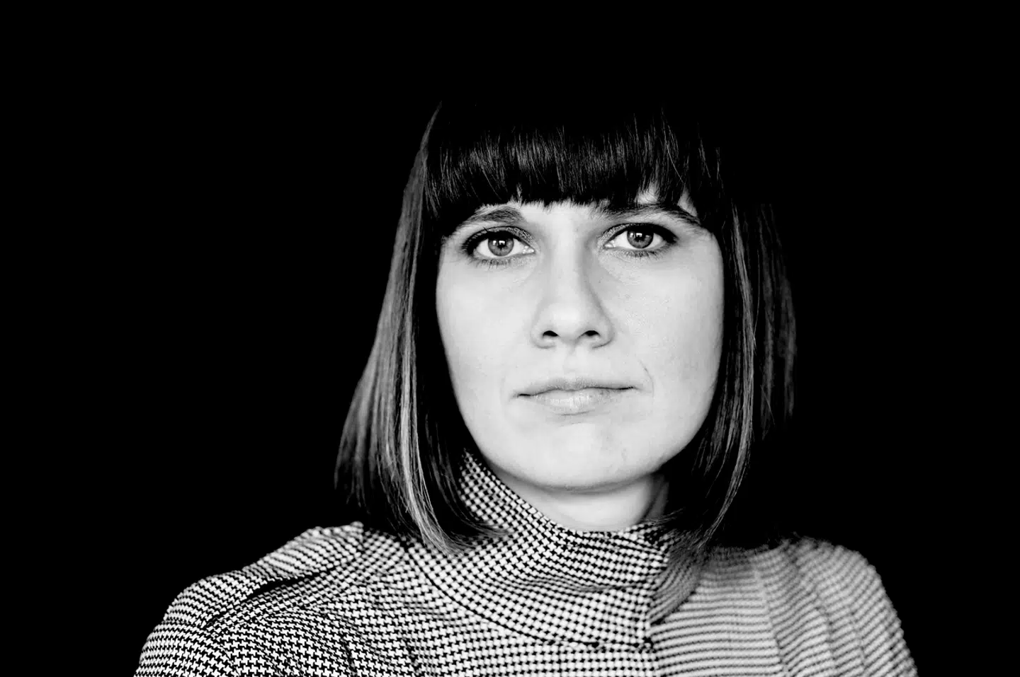 Kirsten Astrup er 35 år og har studeret på Det Kgl. Danske Kunstakademi, Statens Kunstakademi i Oslo samt Film- og medievidenskab og Retorik på Københavns Universitet.