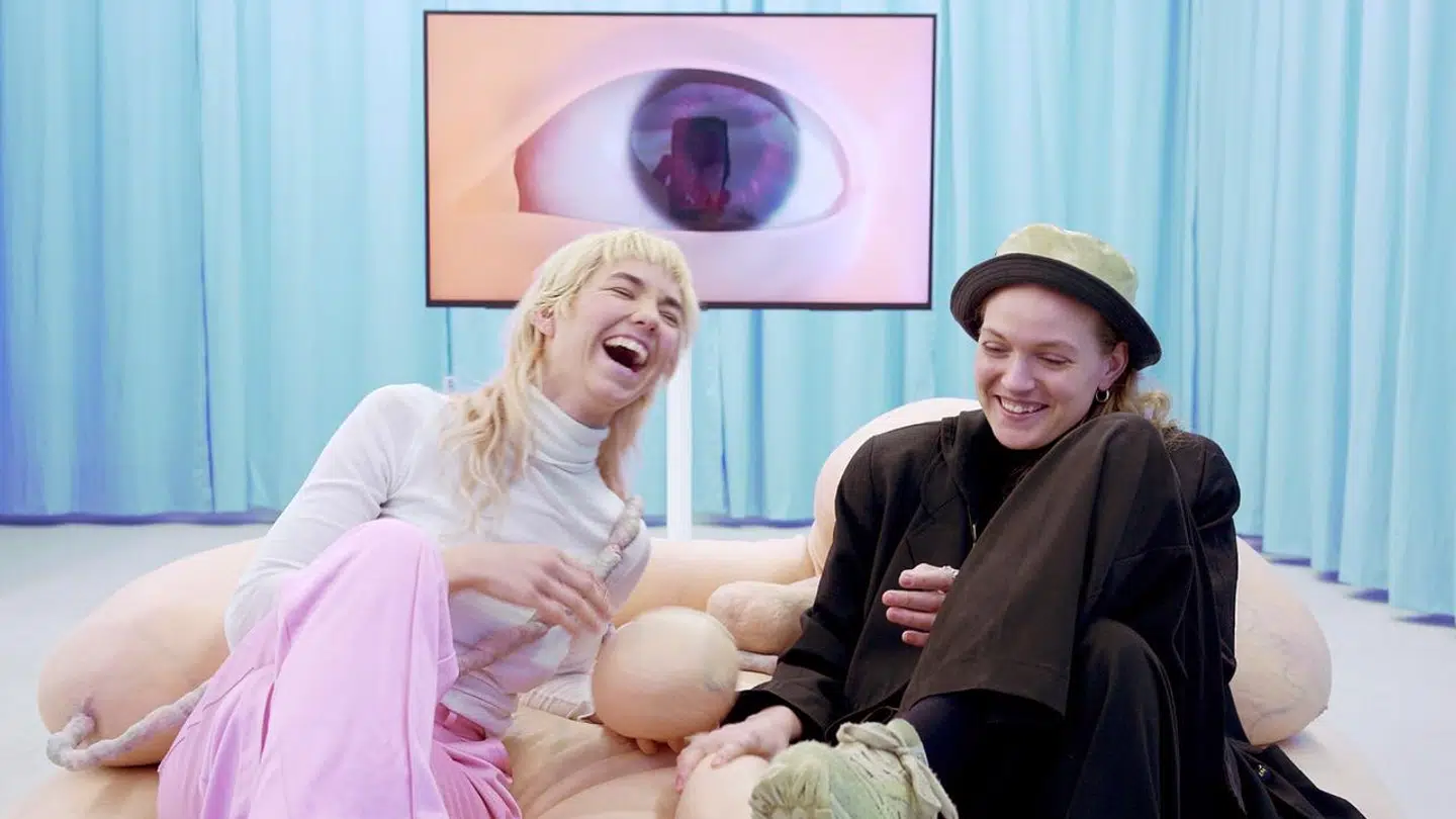 Marie Munk 30 år (tv) & Stine Deja 32 år. Marie Munk er tværfaglig kunstner, der arbejder med skulptur, installation, video og performance. Marie Munk er uddannet fra Royal College of Art i London.