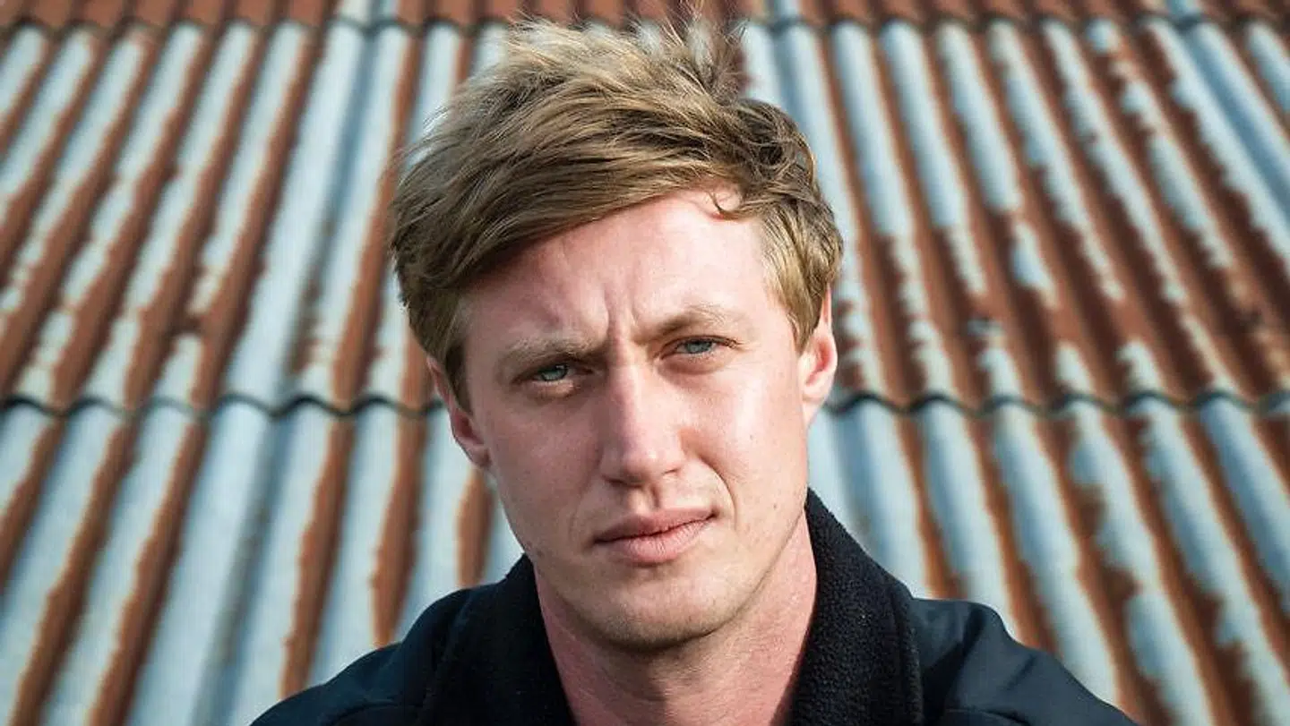 Asger Harbou Gjerdevik født 1986. Uddannet i 2015 fra Central Saint Martins College of Art and Design i London.