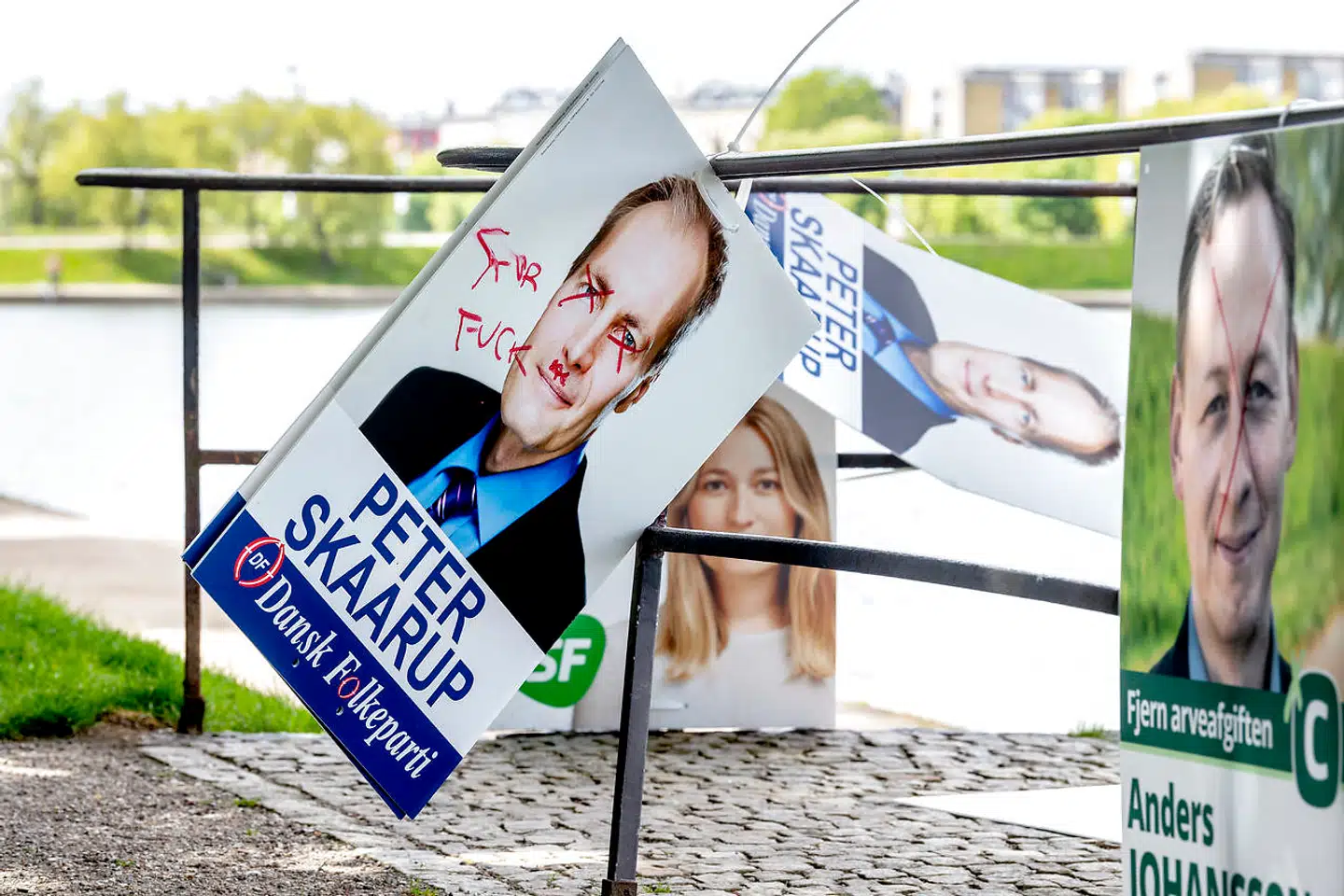 Ukendte gerningsmænd ødelagde i weekenden adskillige af Peter Skaarups (DF) valgplakater ved Søerne i København. Mange af plakaterne var flået ned, andre ødelagt og enkelte overmalet.
