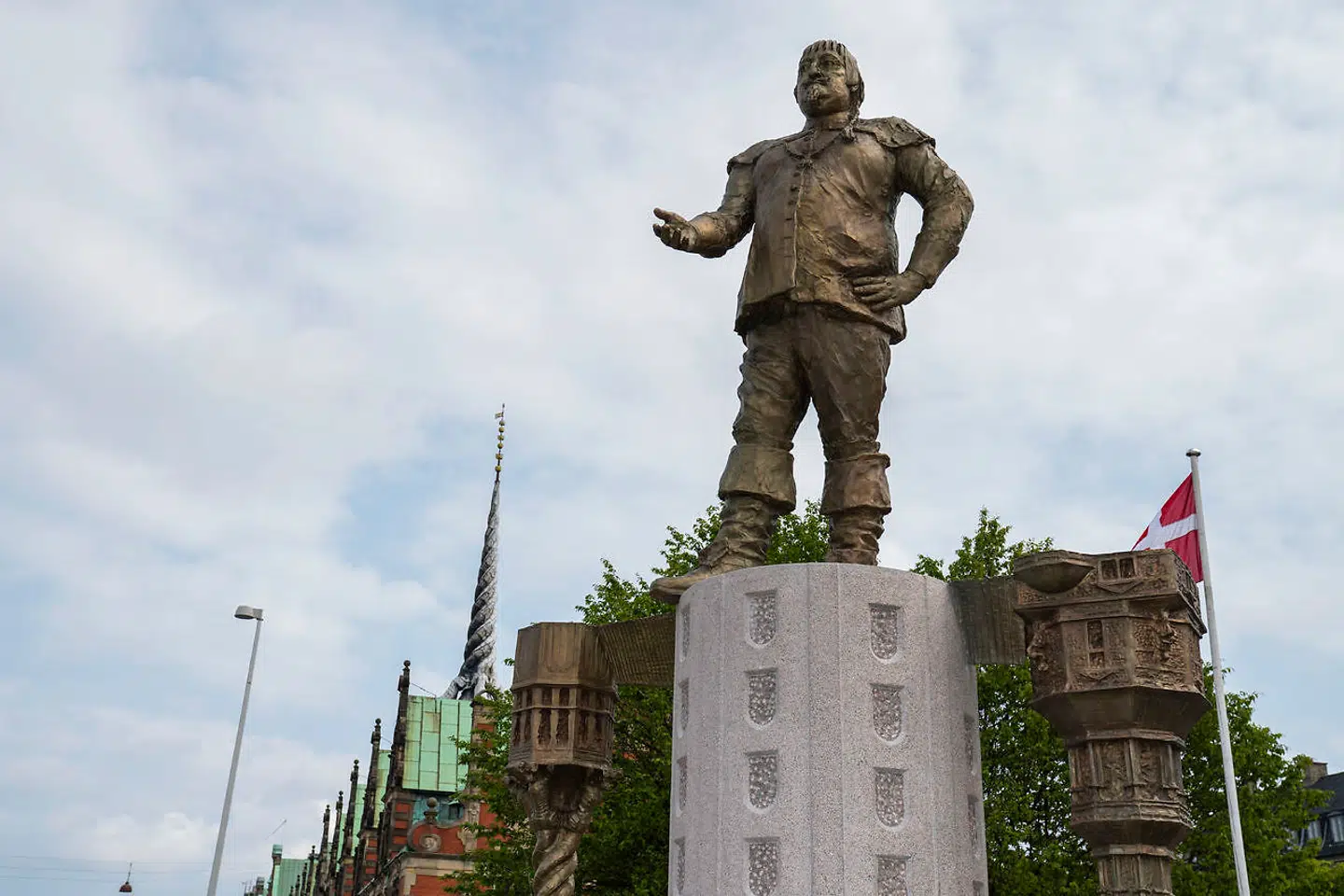 Hans Pauli Olsens statue foran Børsen hedder »Christian 4. som bygherre« og blev afsløret 10. maj. Foto: Martin Sylvest/Ritzau Scanpix