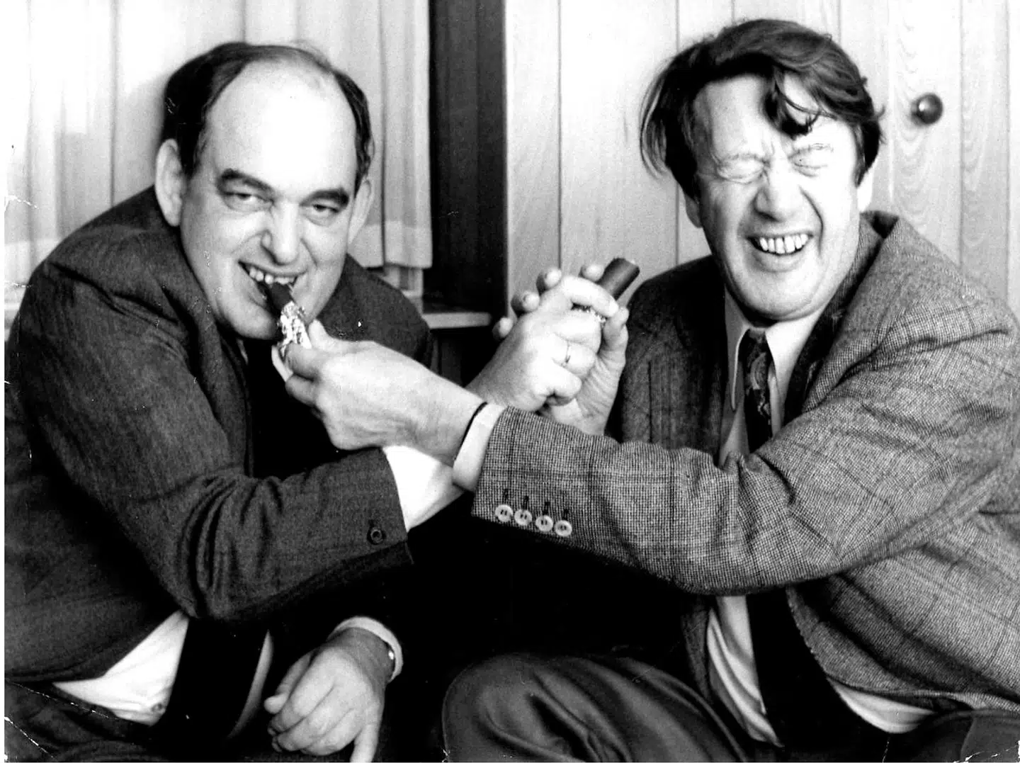 Erhard Jacobsen var én af Danmarks første rigtig populistiske politikere - her sammen med en anden, der ikke gjorde ham kunsten meget efter, Fremskridtspartiets Mogens Glistrup, der havde en forkærlighed for marcipanbrød. Sammen vendte de ved jordskredsvalget i 1973 op og ned på dansk politik.