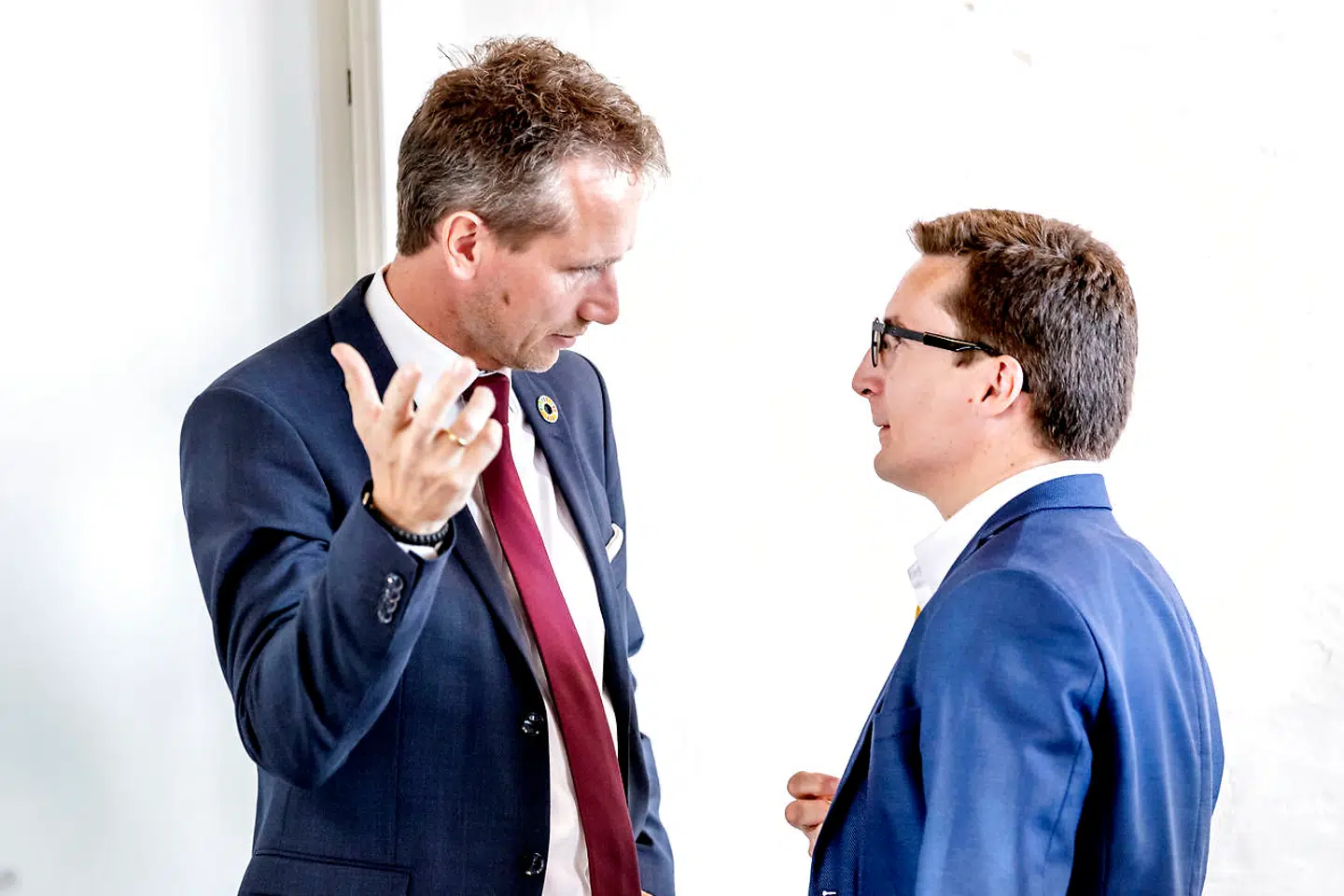 Kristian Jensen (V) rådfører sig med sin rådgiver Christopher Arzrouni, inden ministeren møder pressen for at tale om Løkkes bog.