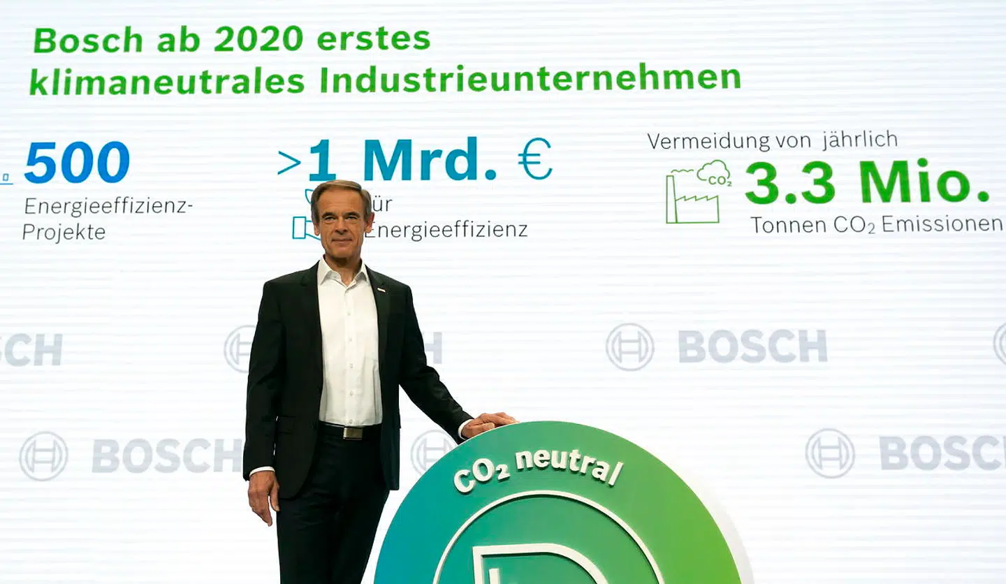 Volkmar Denner, der er topchef for tyske Bosch, viser her sit CO2-neutralle logo frem på selskabets årlige pressekonference i Renningen nær Stuttgart 9. maj 2019. Selskabet udleder p.t. årligt 3,3 mio. ton CO2.