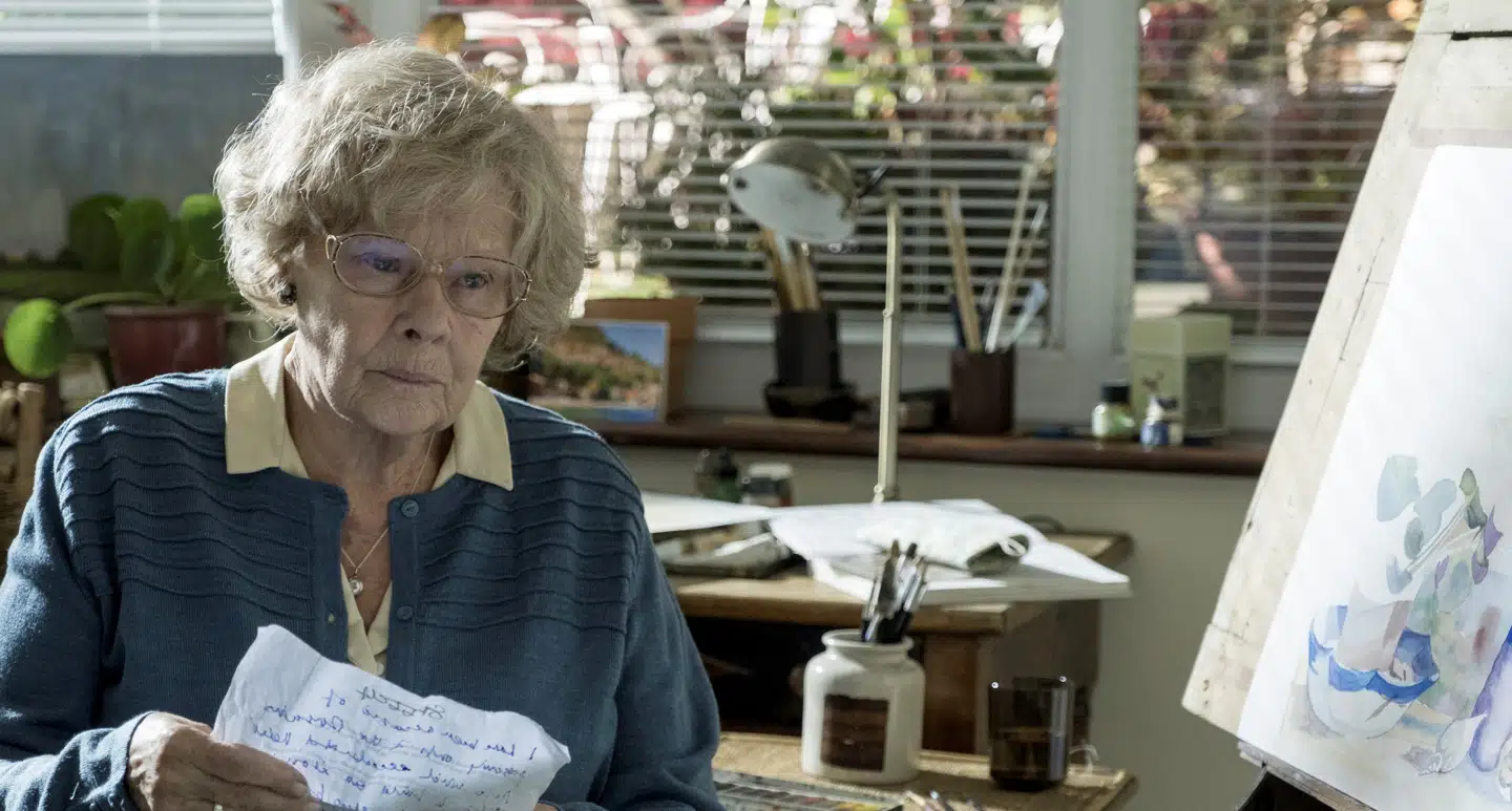 Judi Dench spiller den aldrende Joan Stanley, der lykkedes at holde det hemmeligt i over 50 år, at hun var KGB-spion i 1940'erne.