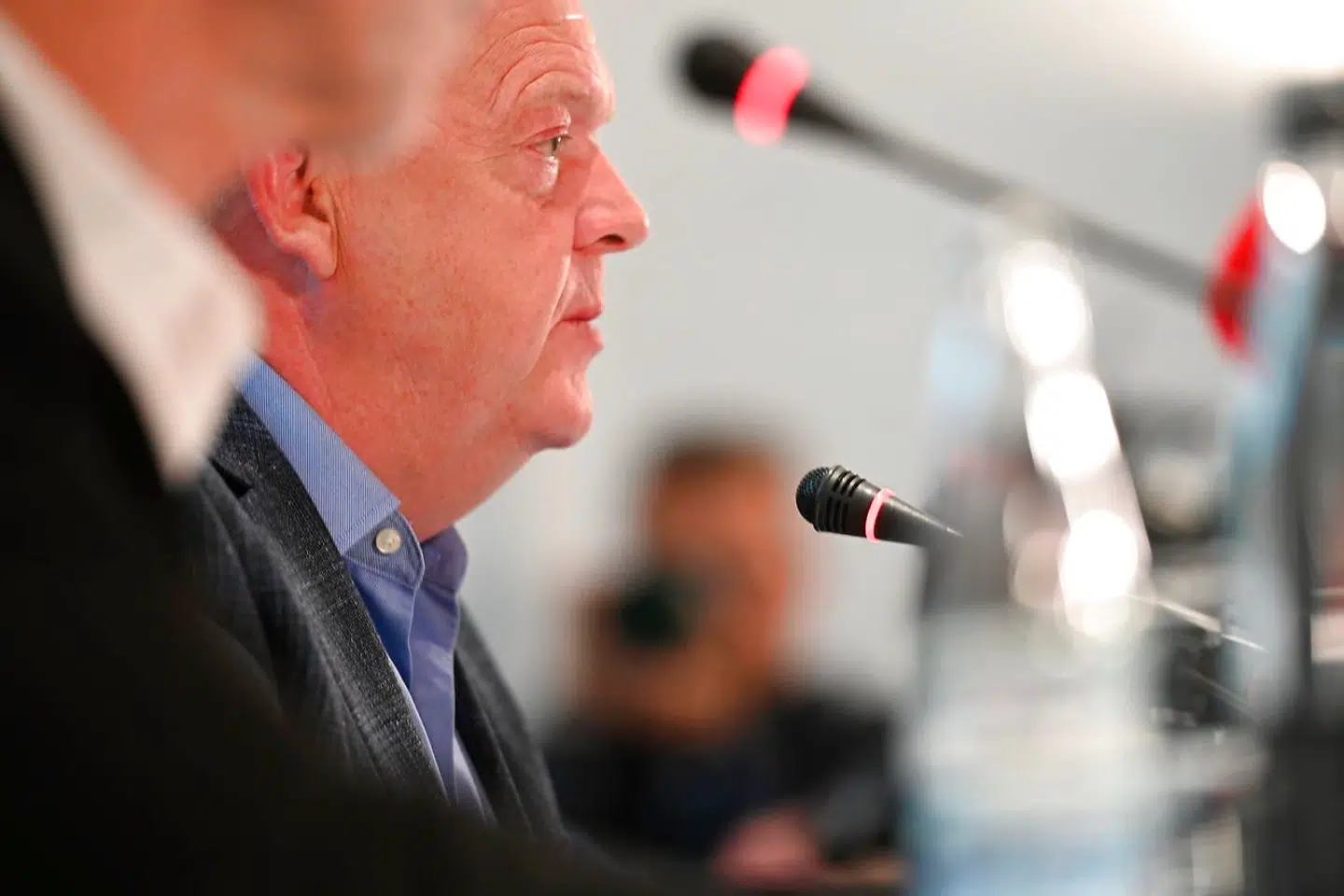 Forfatter og journalist Kirsten Jacobsen og statsminister Lars Løkke Rasmussen til pressemøde i Politikens Hus torsdag morgen.