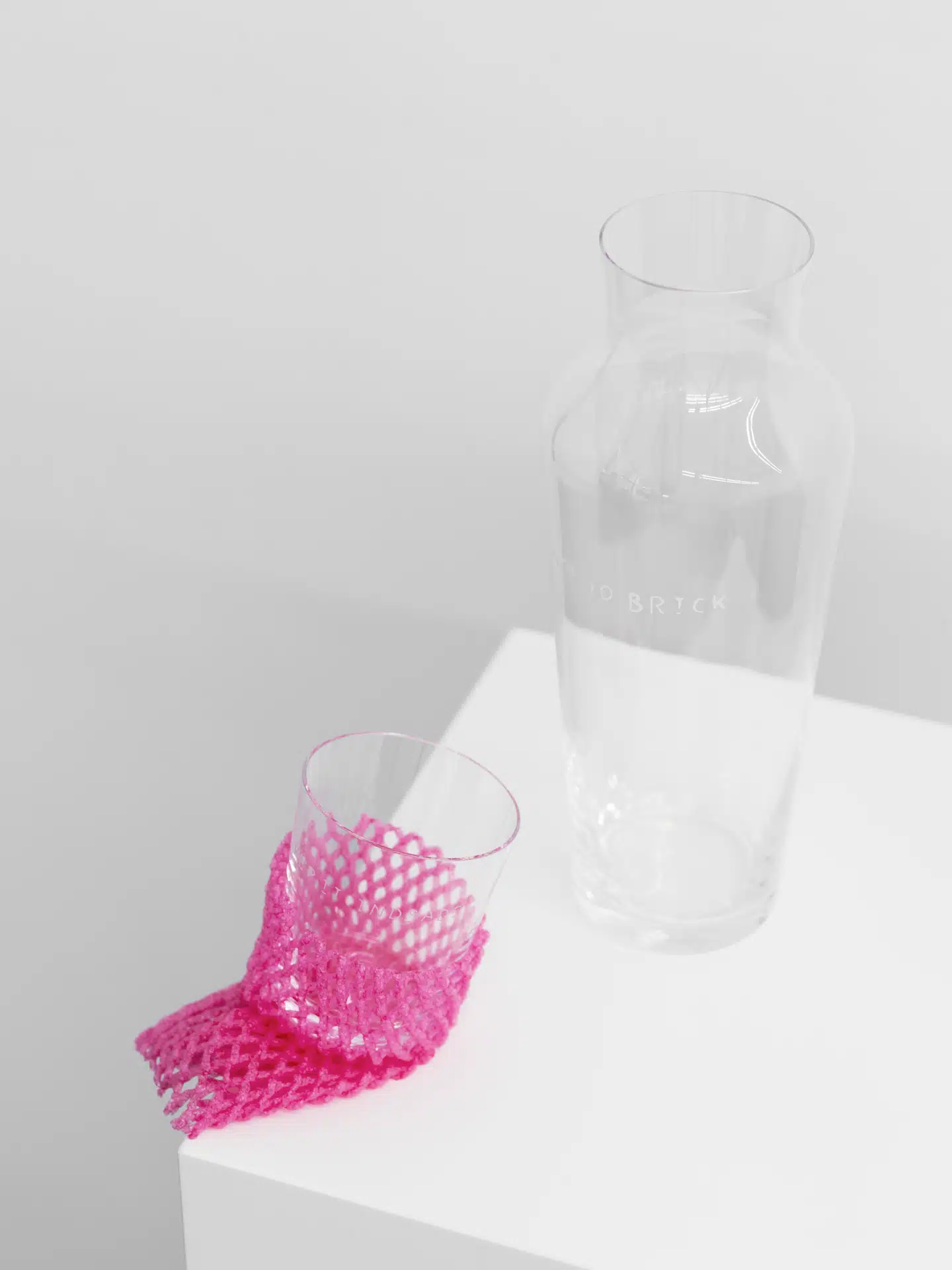 Gudrun Hasle er mest kendt for sine korsting, men nu har den danske kunstner lavet et glas og en karaffel til designvirksomheden Normann Copenhagen. »I 80erne og 90erne gjorde danskerne, hvad der stod i boligbladene. I dag er det oftere sådan, at man gerne vil have noget anderledes. Der er ikke så mange regler. Alt er okay,« siger virksomhedens direktør.
