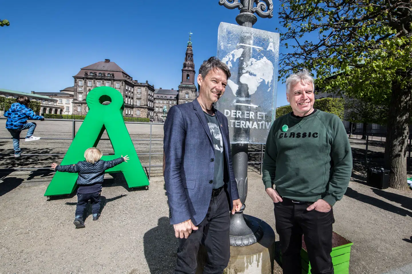 Politikerne kæmper om at blive set som det parti, der er parat til at igangsætte mest for at mindske klimaforandringerne og redde kloden, og det er samtaleemnet i Berlingskes politiske podcast 90 mandater. Billedet er fra et pressemøde i Alternativet, som har hængt valgplakater af is op i byrummet. Her hænger de og smelter, og ifølge partiet skal det minde om, at det er på tide at handle.