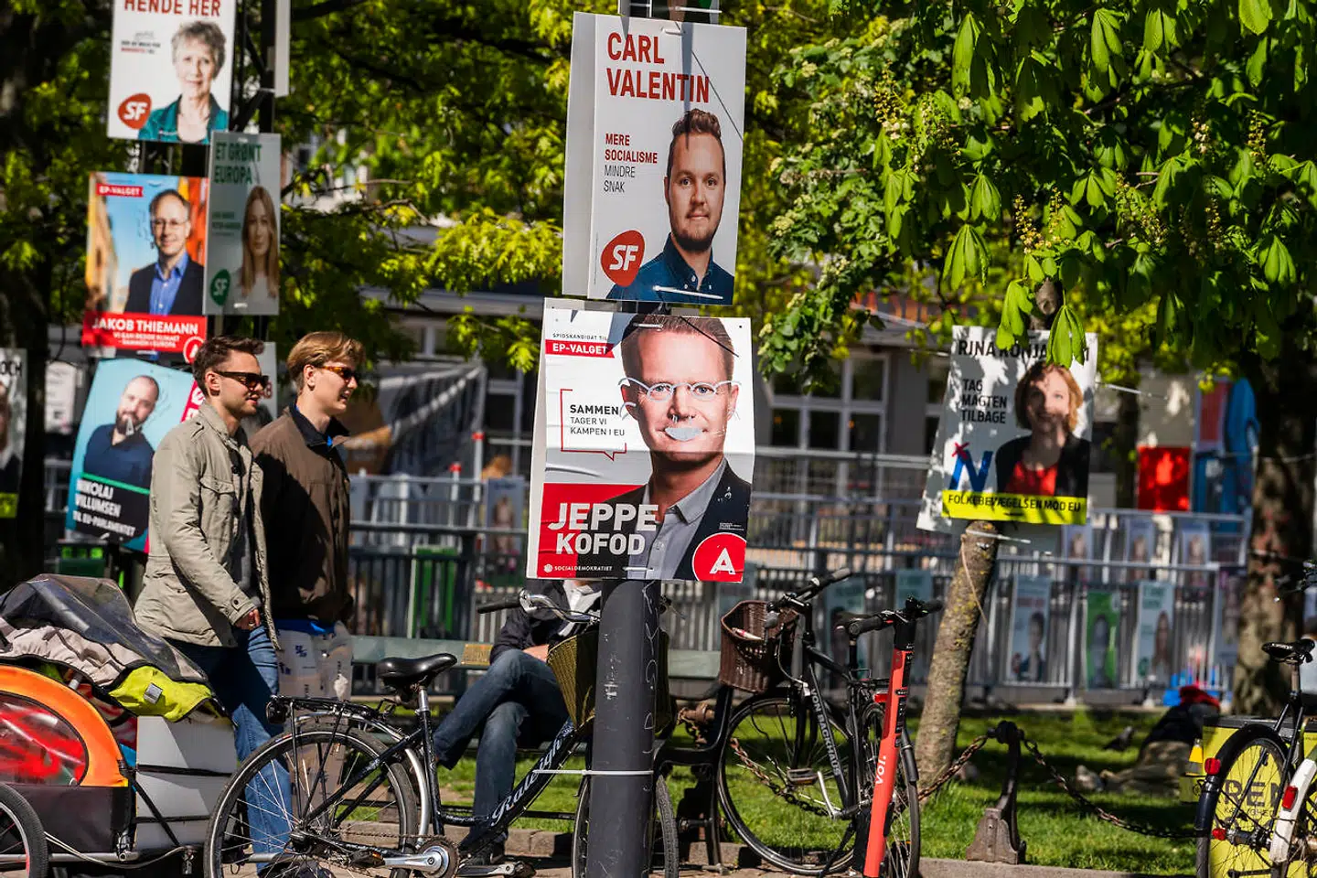 Flere politikere oplever, at der bliver begået hærværk mod deres valgplakater – også hærværk af grov karakter. Her er det Socialdemokratiets Jeppe Kofod, som har fået påmalet briller. Foto: Martin Sylvest/Ritzau Scanpix