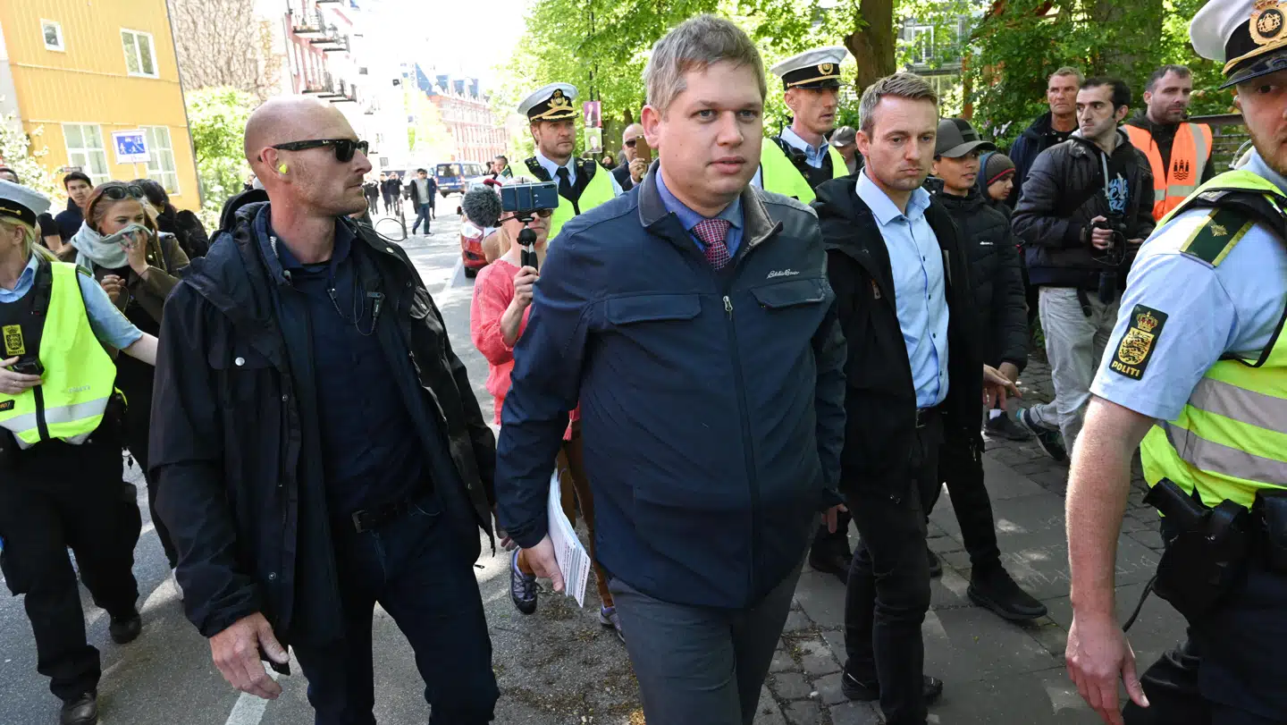 Rasmus Paludan afviser at svare på spørgsmål om den såkaldte chikanesag, hvor han har fået udstukket et polititilhold. Her ses Stram Kurs-partilederen på Nørrebro i København, onsdag den 15. maj 2019. (Foto: Philip Davali/Ritzau Scanpix)