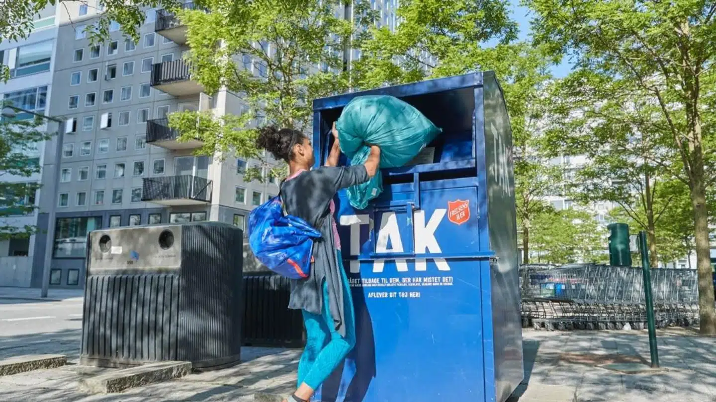 Alle Frelsens Hærs tøjindsamlingscontainere – med start på Sjælland – udstyres nu med en mobilsender, der giver besked, når de skal tømmes. Så er det slut med, at poser med tøj bliver stillet ved siden af, fordi der ikke er plads, og det sparer benzin og penge i stor stil. Foto: Frelsens Hær