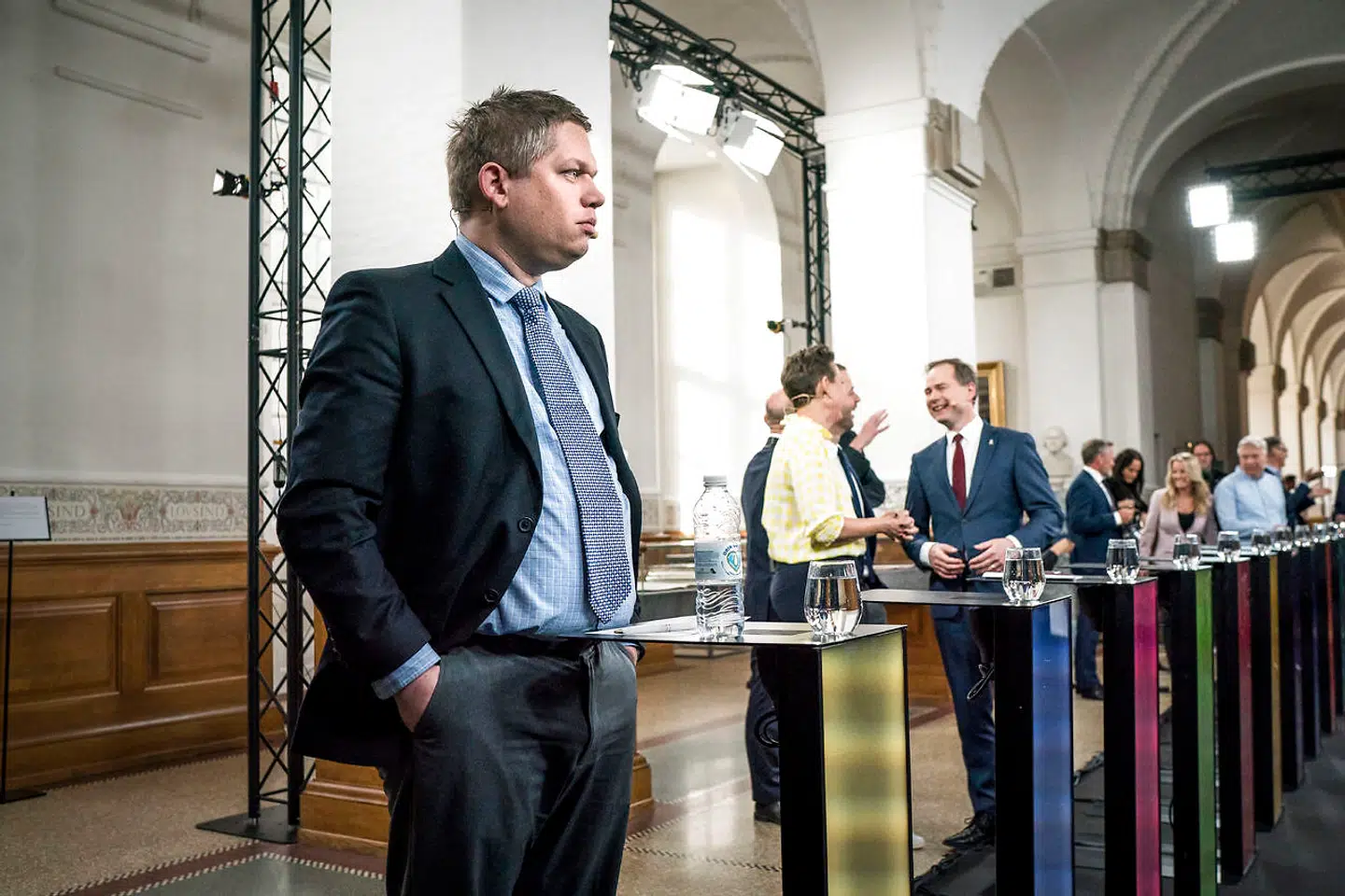 Rasmus Paludan fra Stram Kurs kort før start på valgets første partilederrunde.
