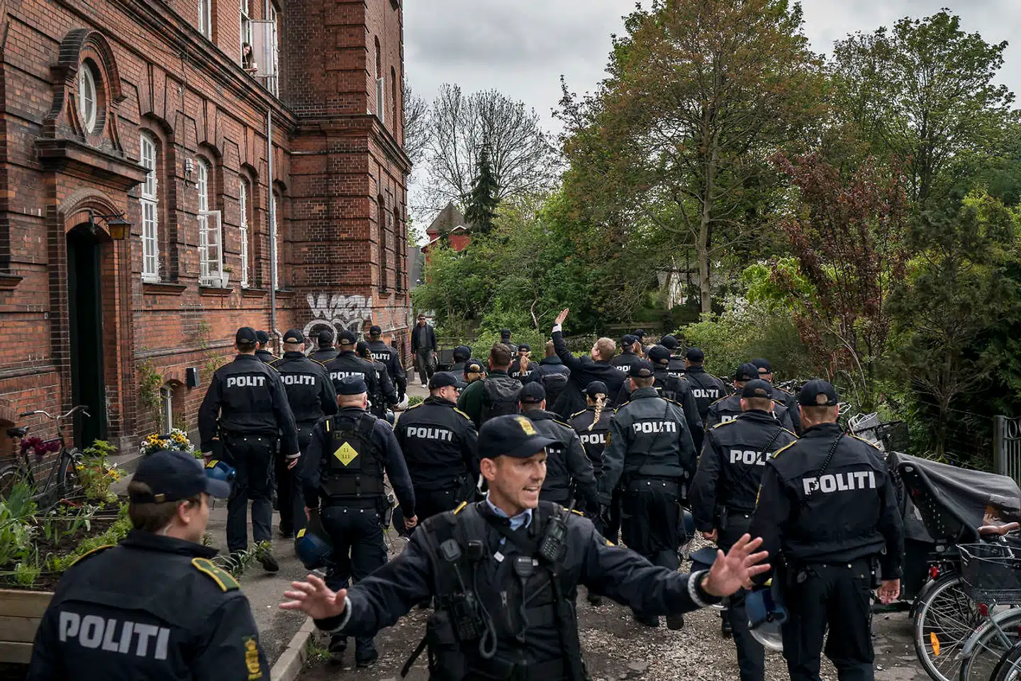 Formanden for partiet Stram Kurs Rasmus Paludan deler foldere ud på fristaden Christiania d. 9 maj 2019.