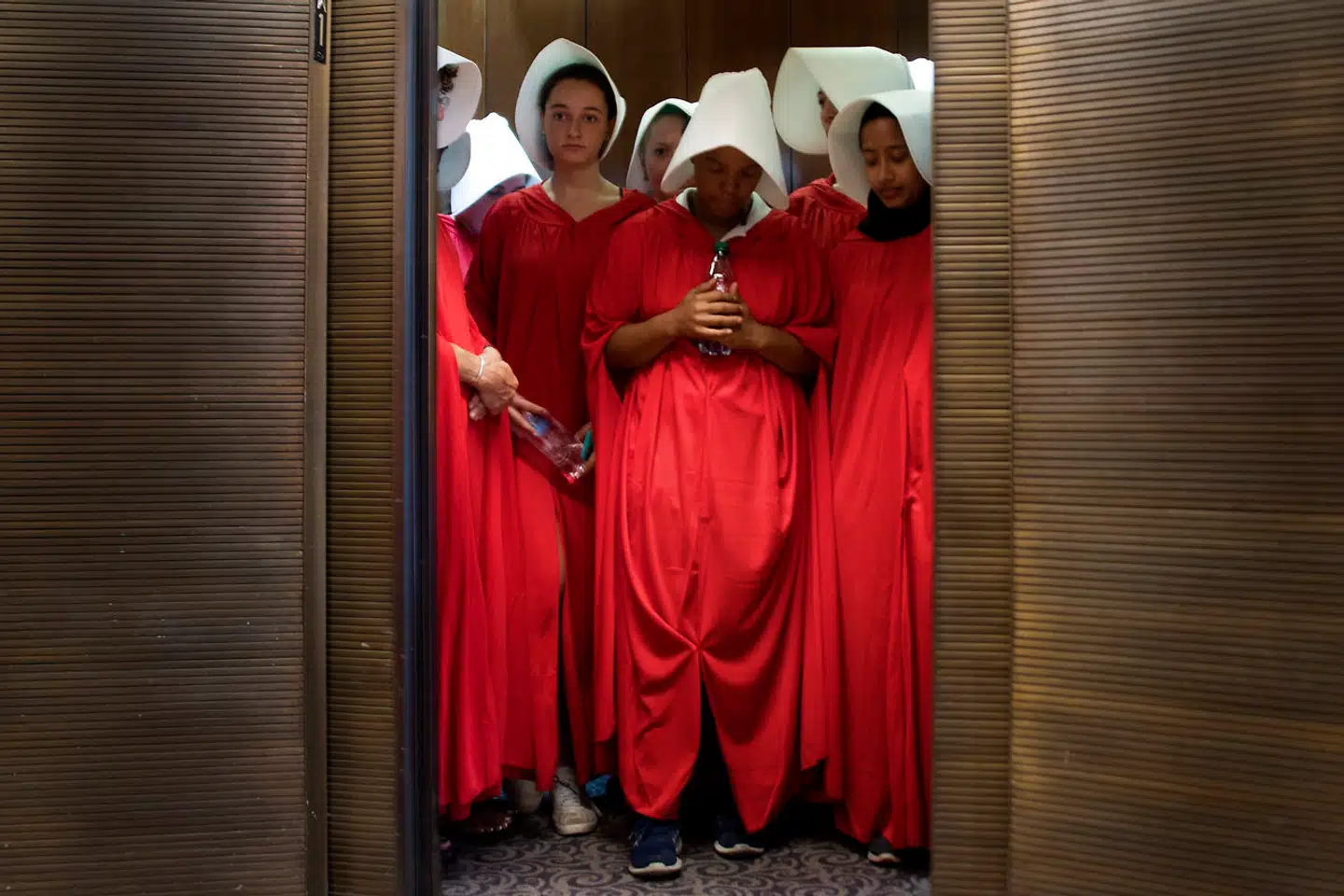 Amerikanske aktivister demonstrerer i Kongressen i Washington. De har iklædt sig de røde klæder og hvide hatte, som er kendt fra den populære TV-serie The Handmaid's Tale, hvor nogle kvinder ingen rettigheder har og blot har til formål at føde børn.