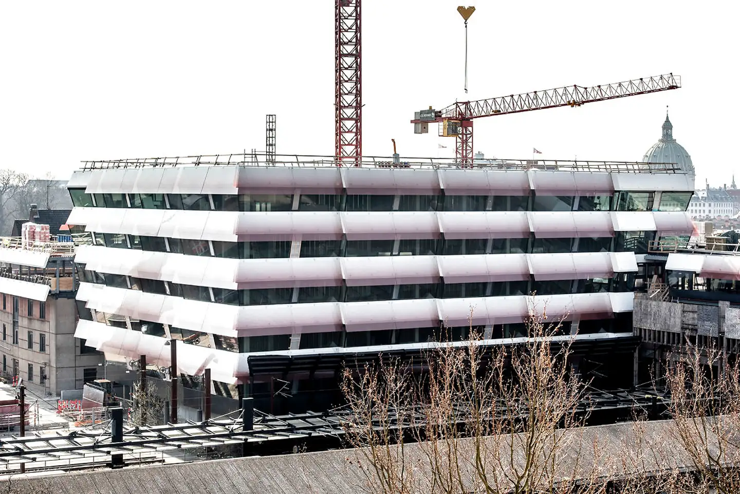 Østerport II står endnu ikke færdig, men har allerede vakt stor debat. Det er tegnestuen KHR Architecture, der står bag bygningen.